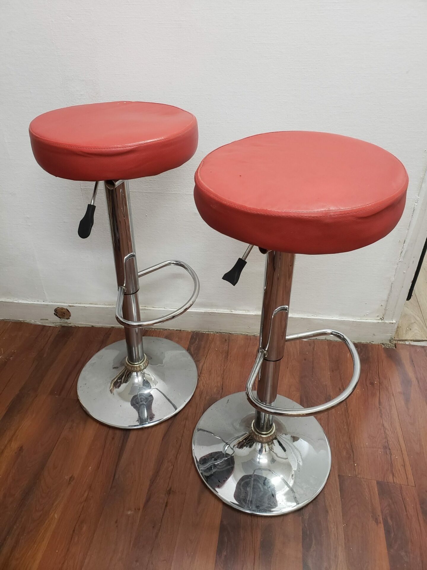 2 tabourets de bar Skaï Rouge