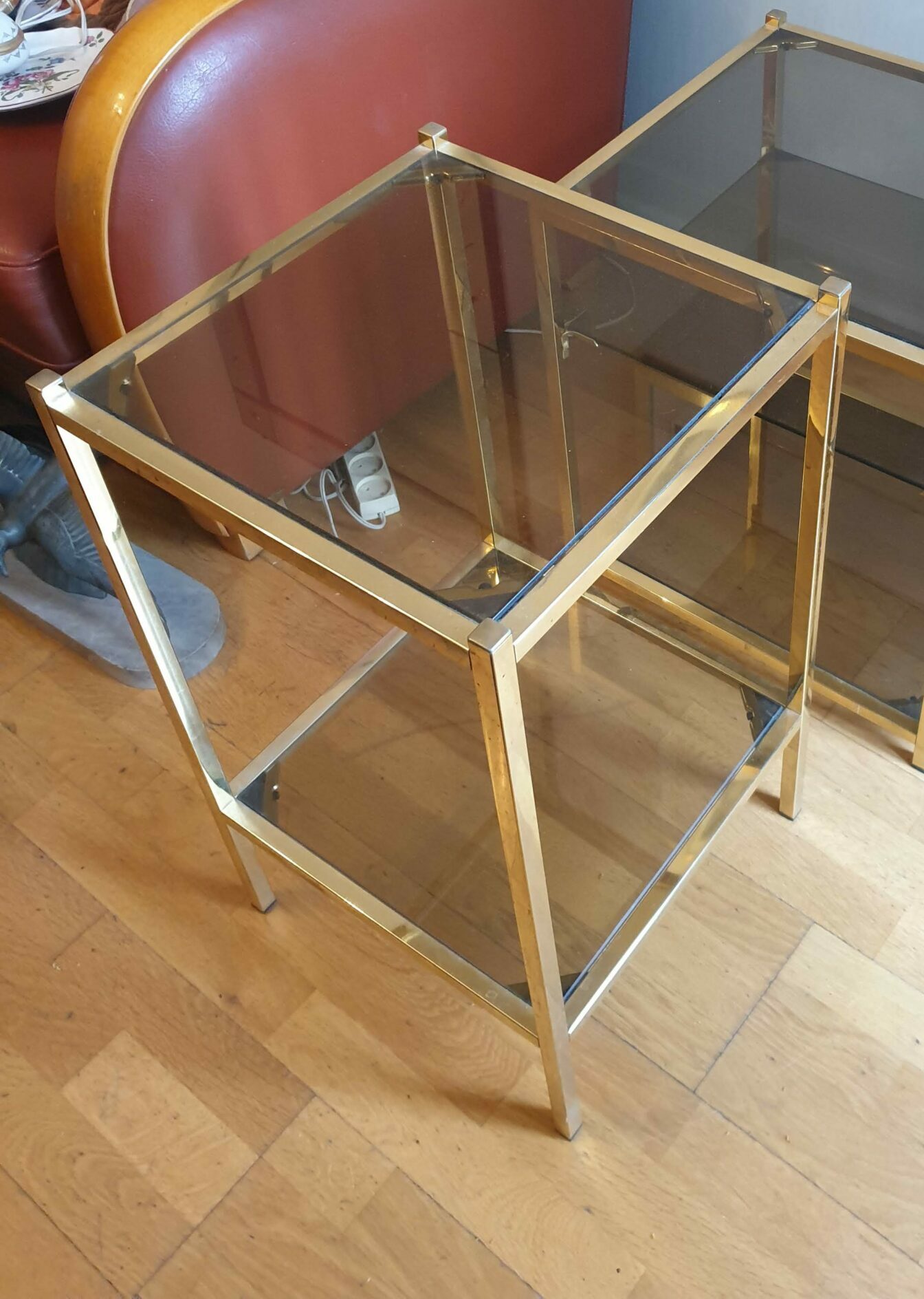Bout de canapé basse verre et métal doré – Image 5