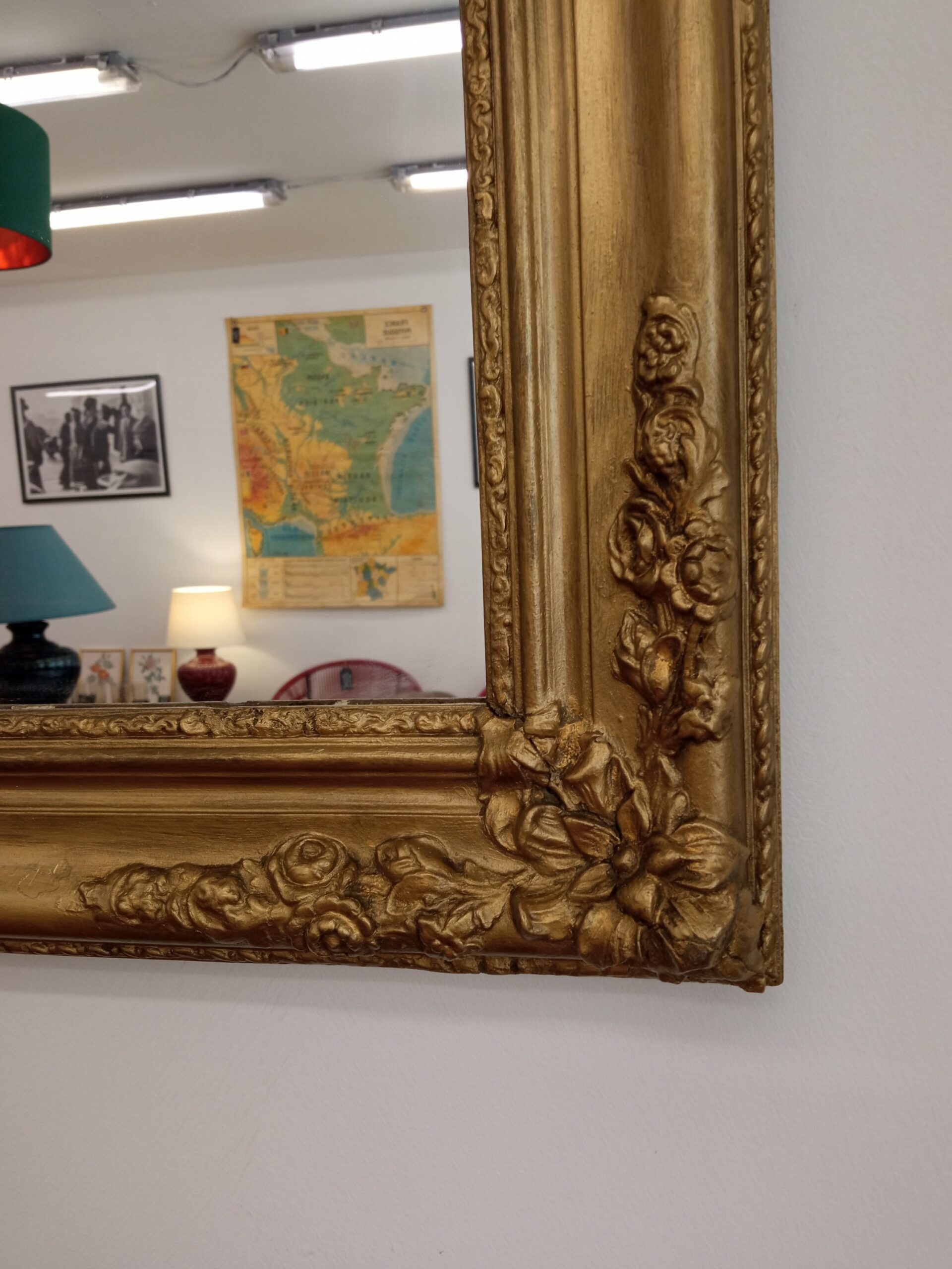 Miroir mural ancien doré en bois avec sculptures florales – Image 2