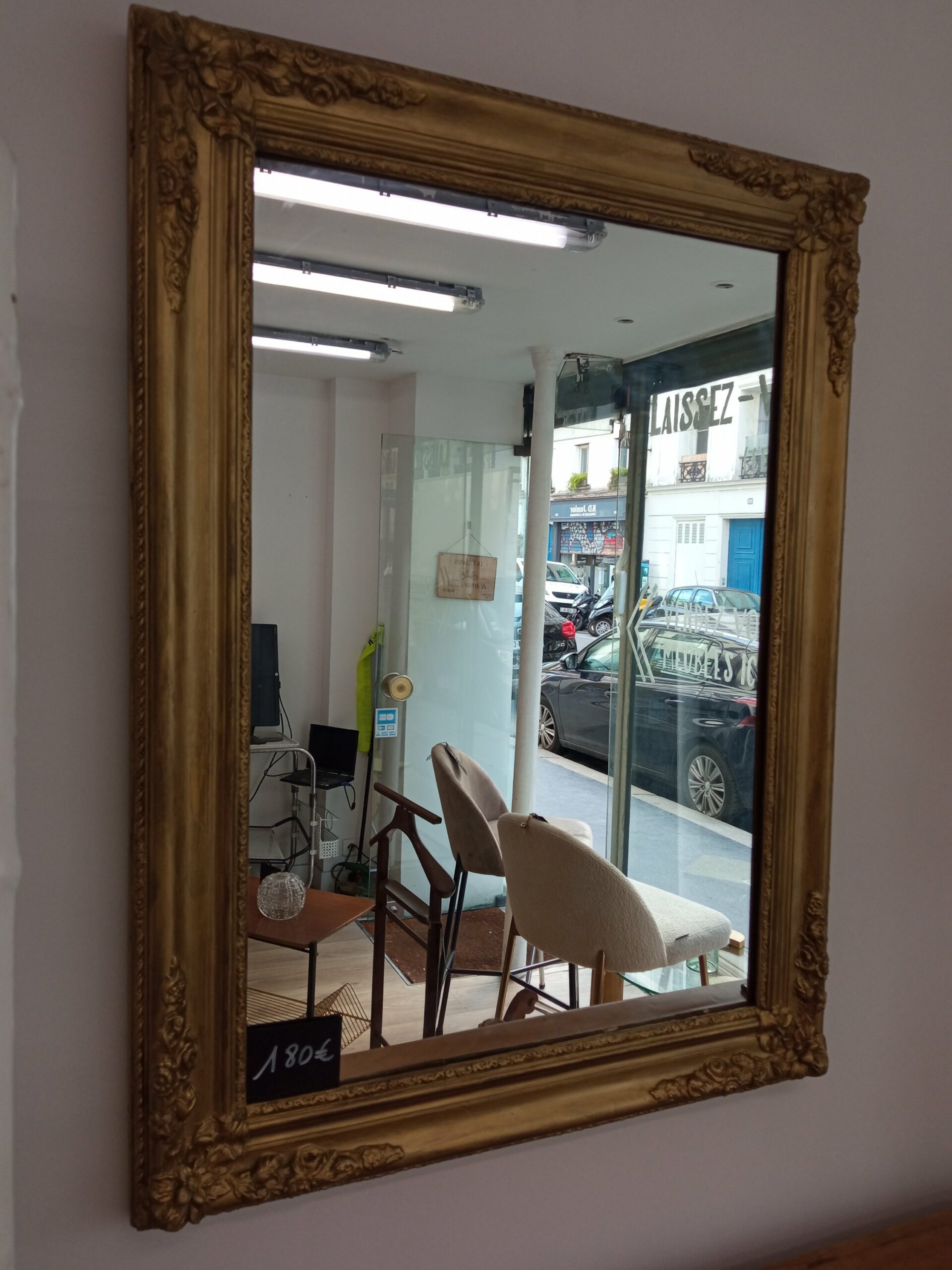 Miroir mural ancien doré en bois avec sculptures florales – Image 3