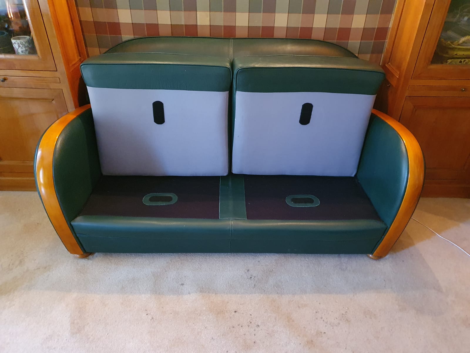 Canapé Anglais cuir vert et bois – Image 5