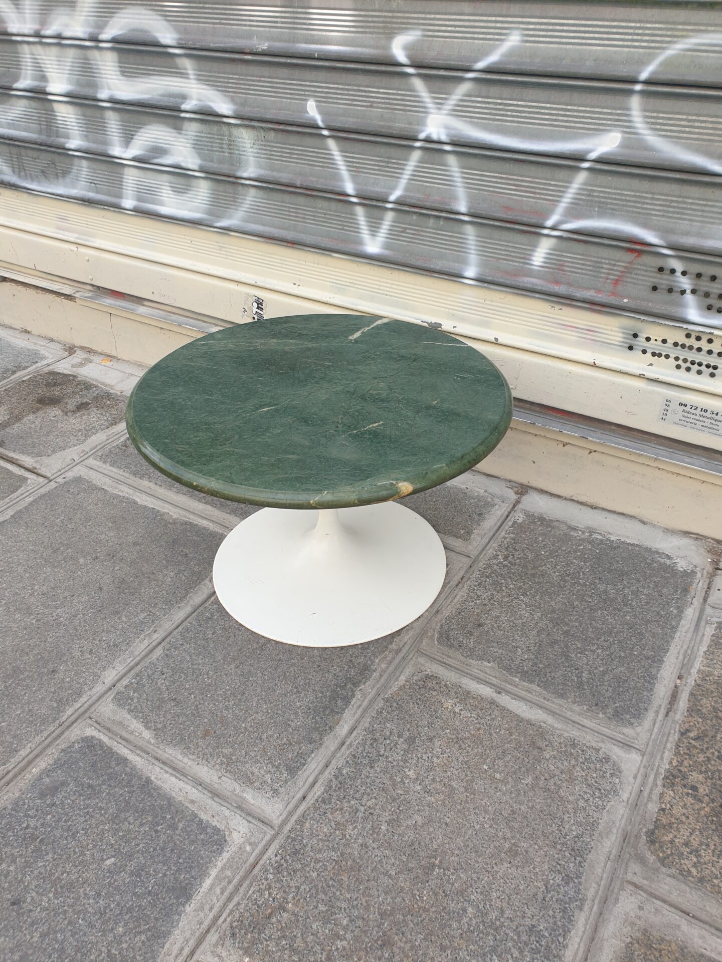 Table basse en marbre gris et pied Tulipe – Image 2