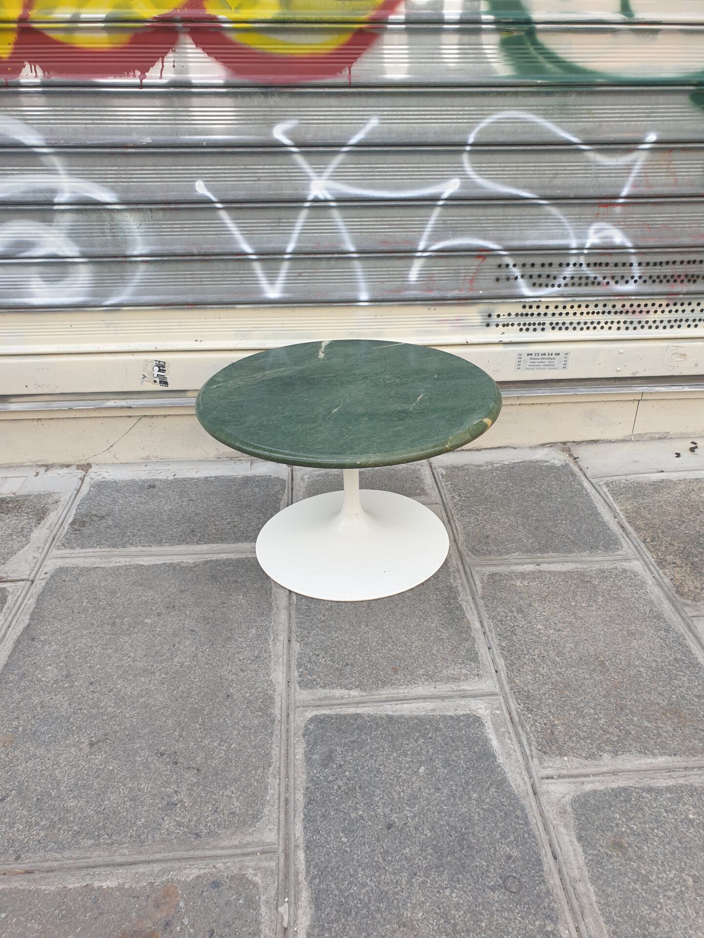 Table basse en marbre gris et pied Tulipe – Image 3