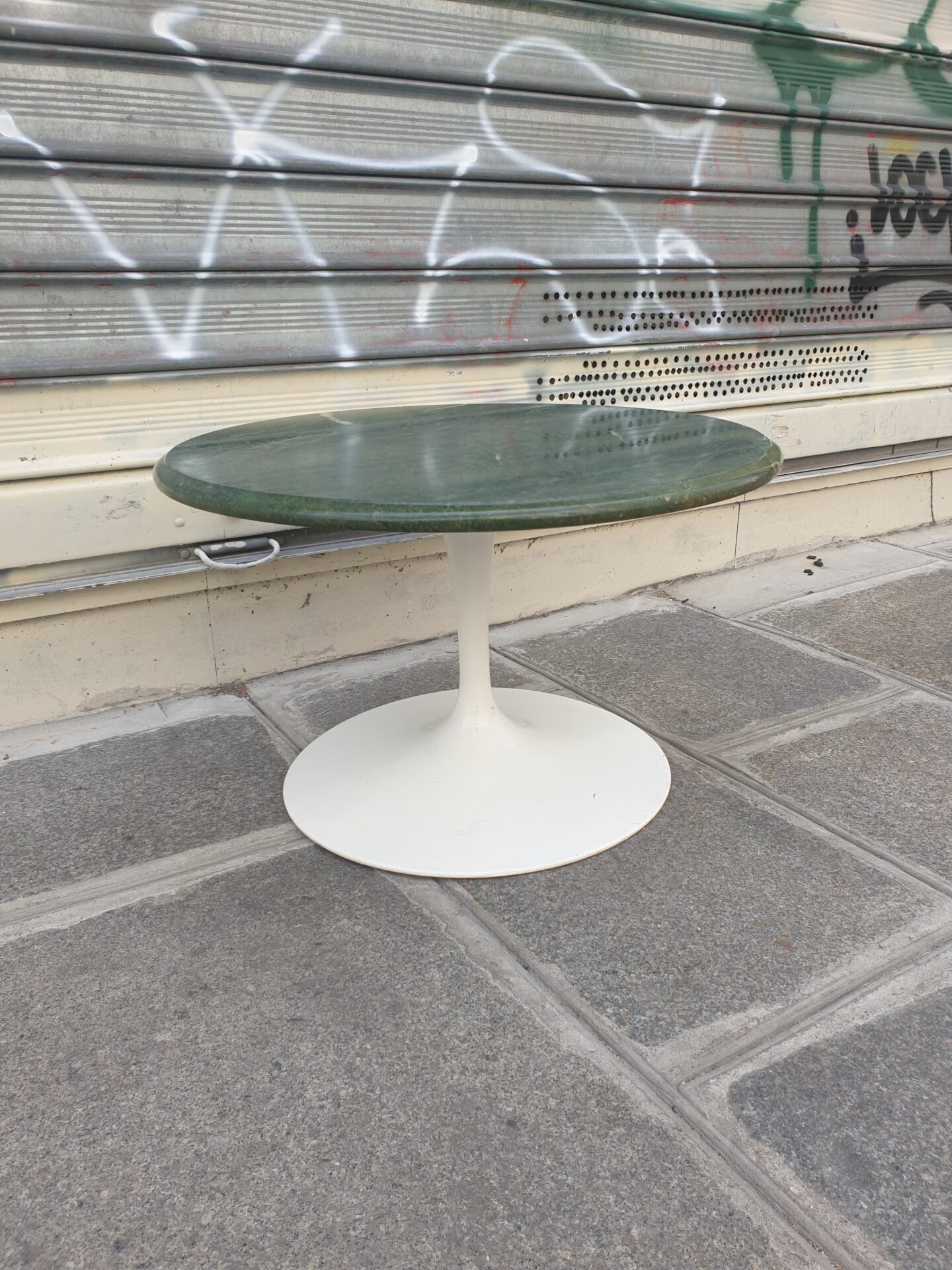 Table basse en marbre gris et pied Tulipe – Image 4