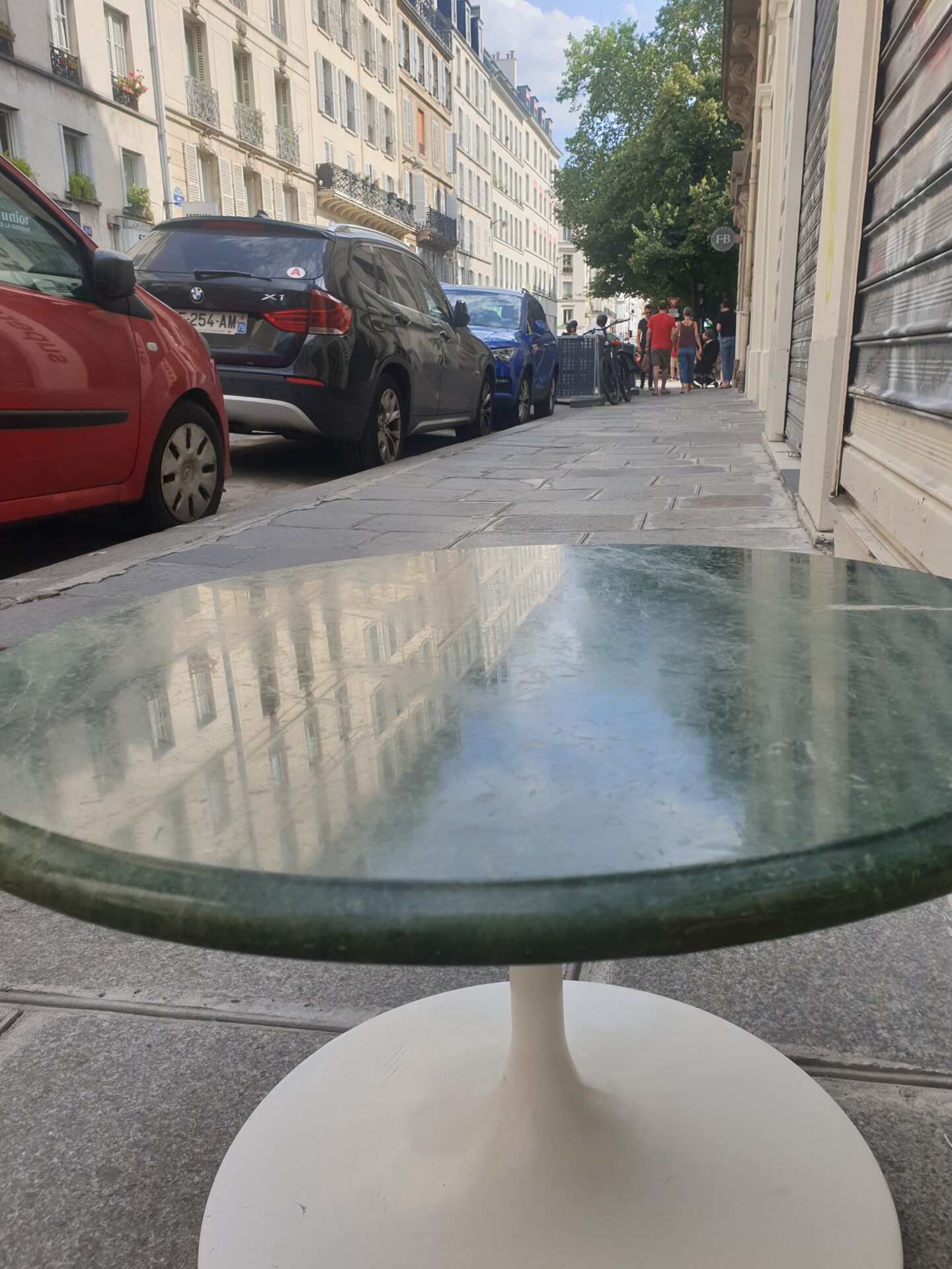 Table basse en marbre gris et pied Tulipe – Image 6