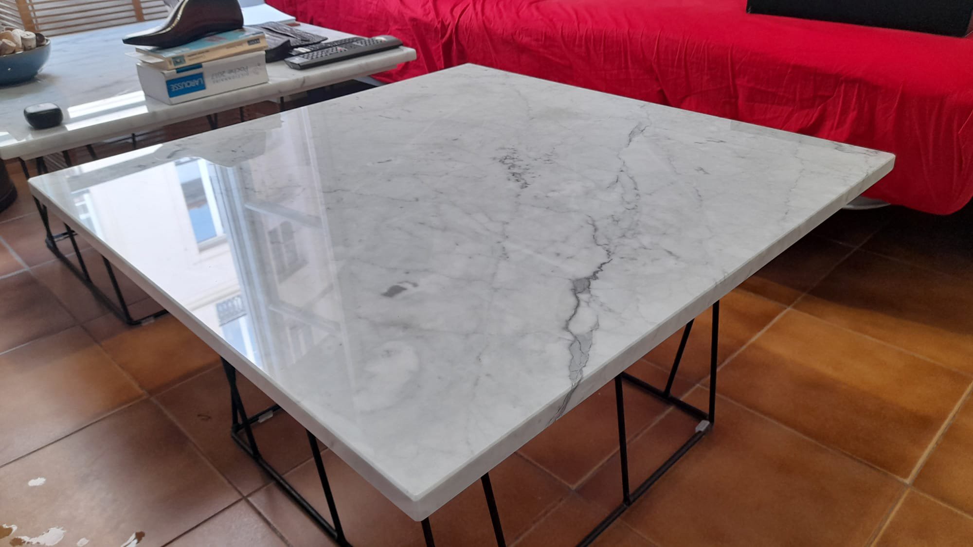 Grande table basse en marbre et métal noir – Image 3