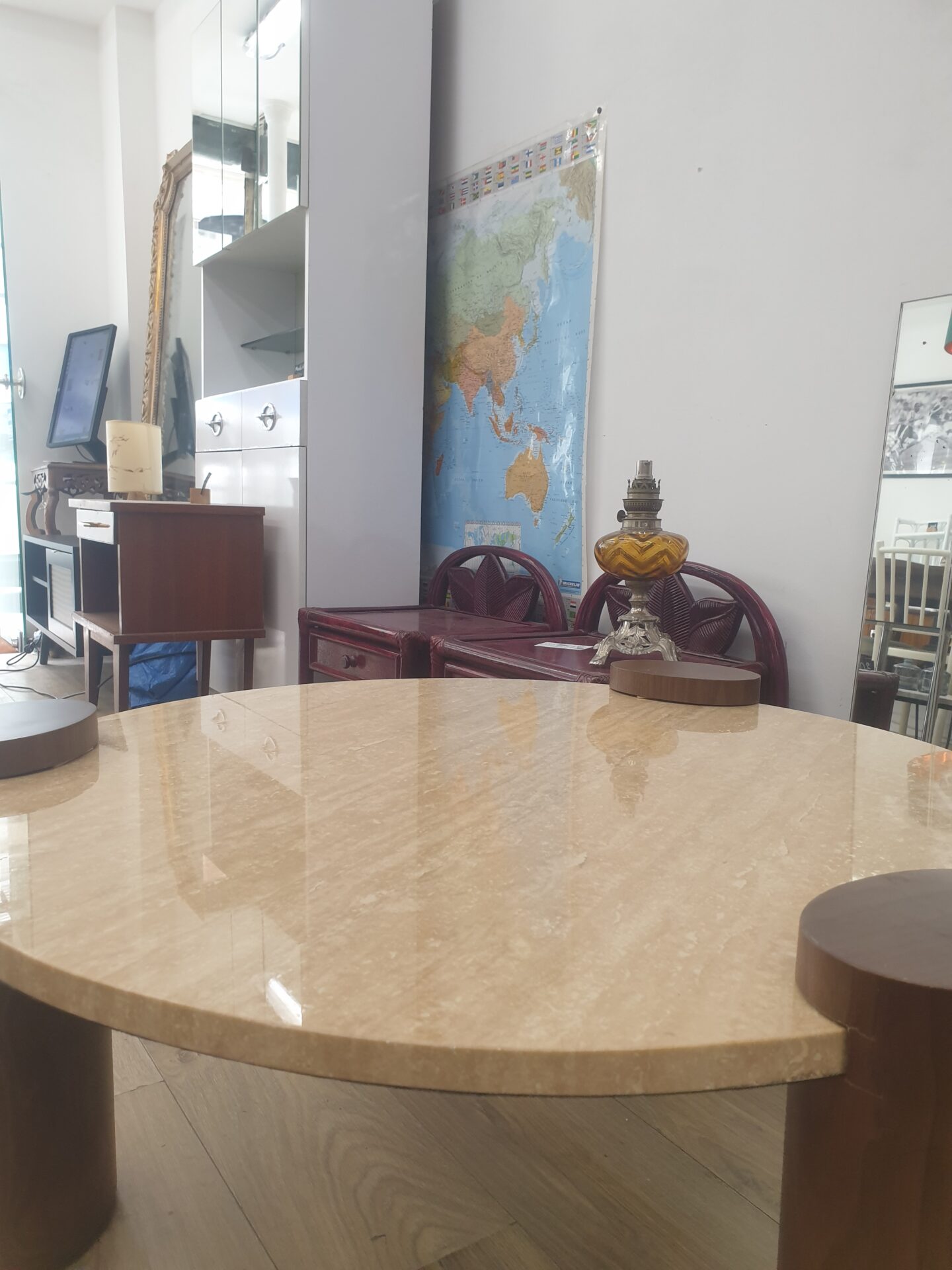 Table basse MIEIS travertin et peau de noyer – Image 2