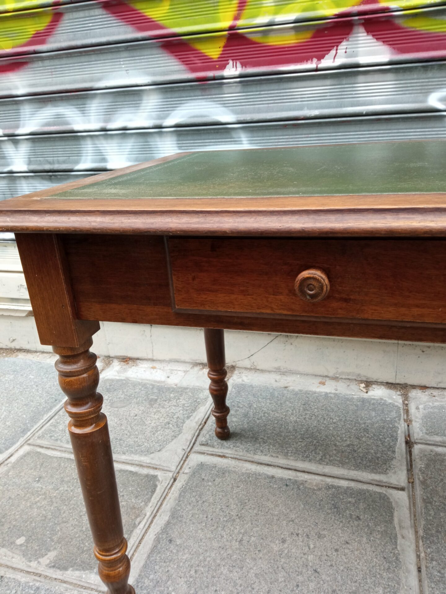 Bureau plat style "Directoire" bois et cuir vert – Image 3