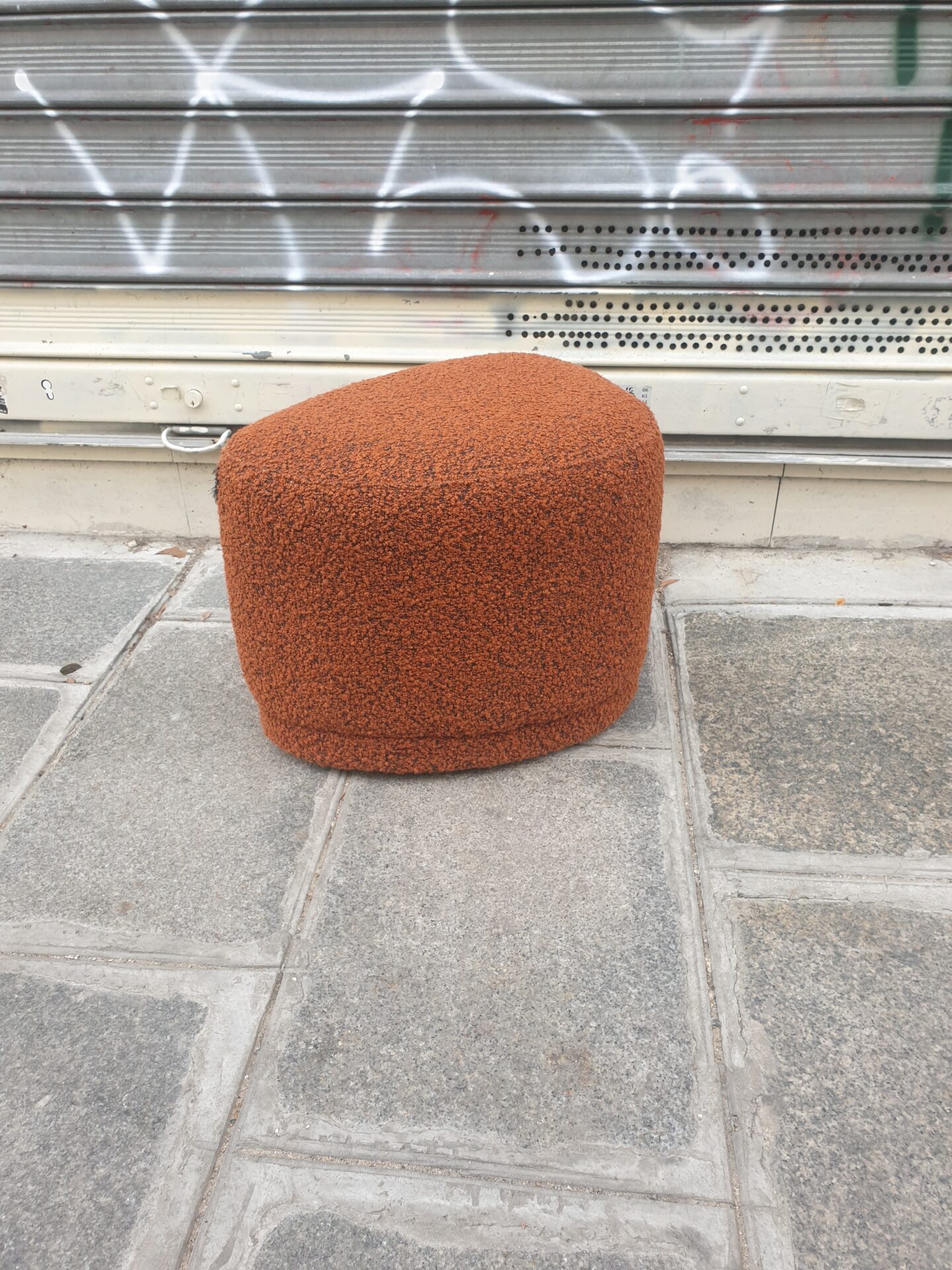 Pouf ENZO tissu bouclettes couleur Rouille – Image 3