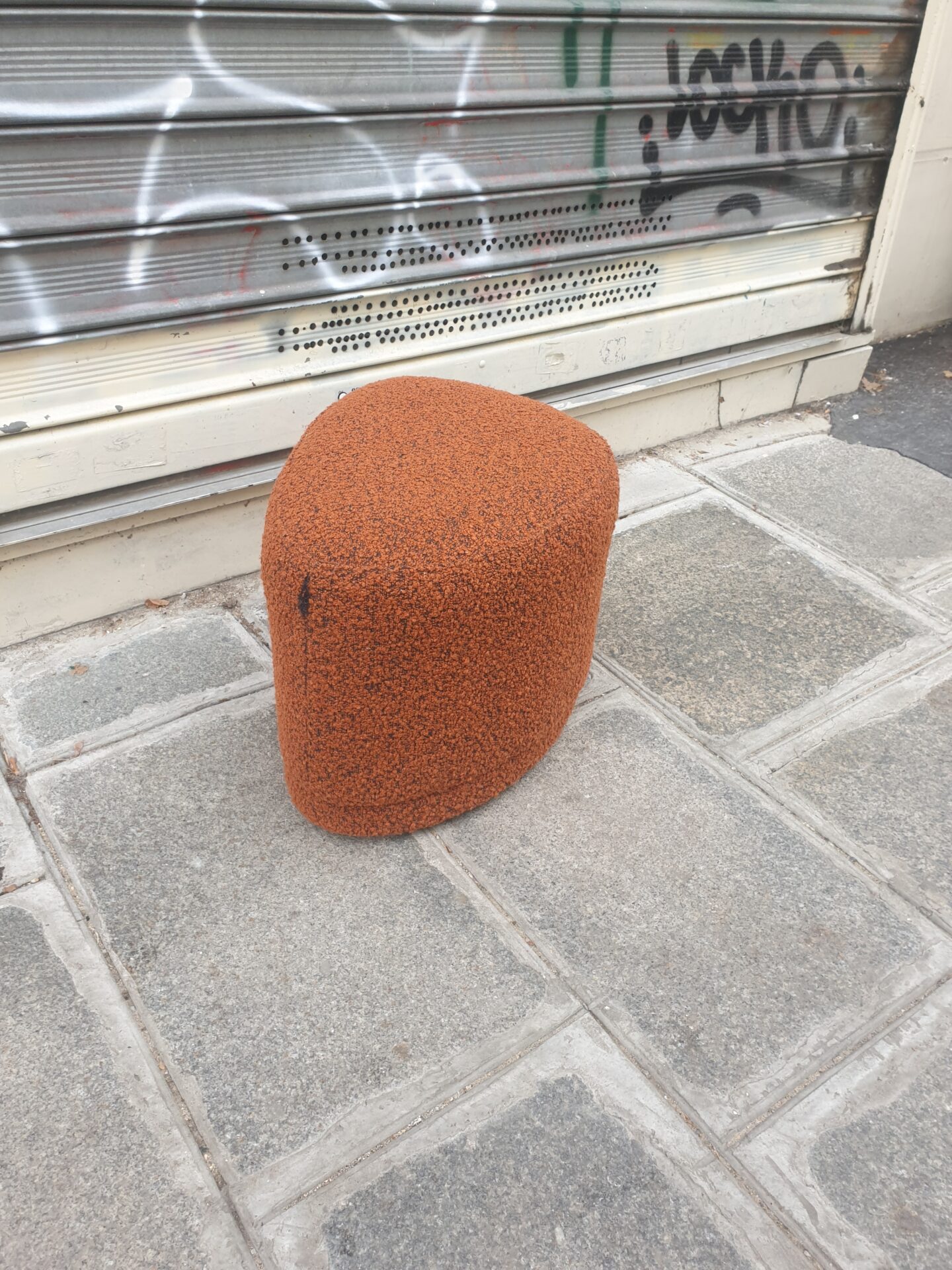 Pouf ENZO tissu bouclettes couleur Rouille – Image 4