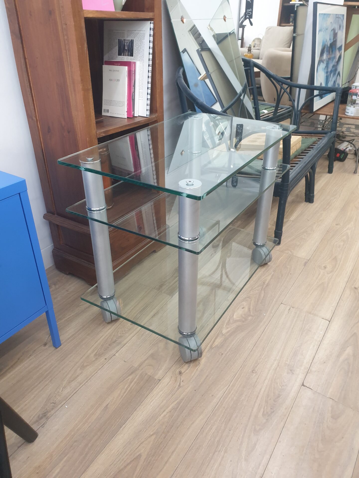 Table en verre sur roulettes – Image 2