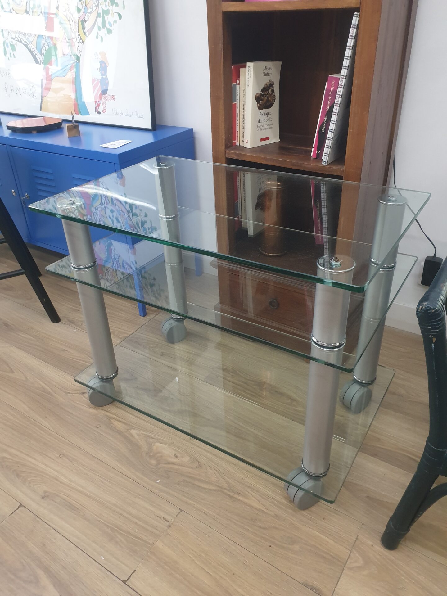 Table en verre sur roulettes – Image 3