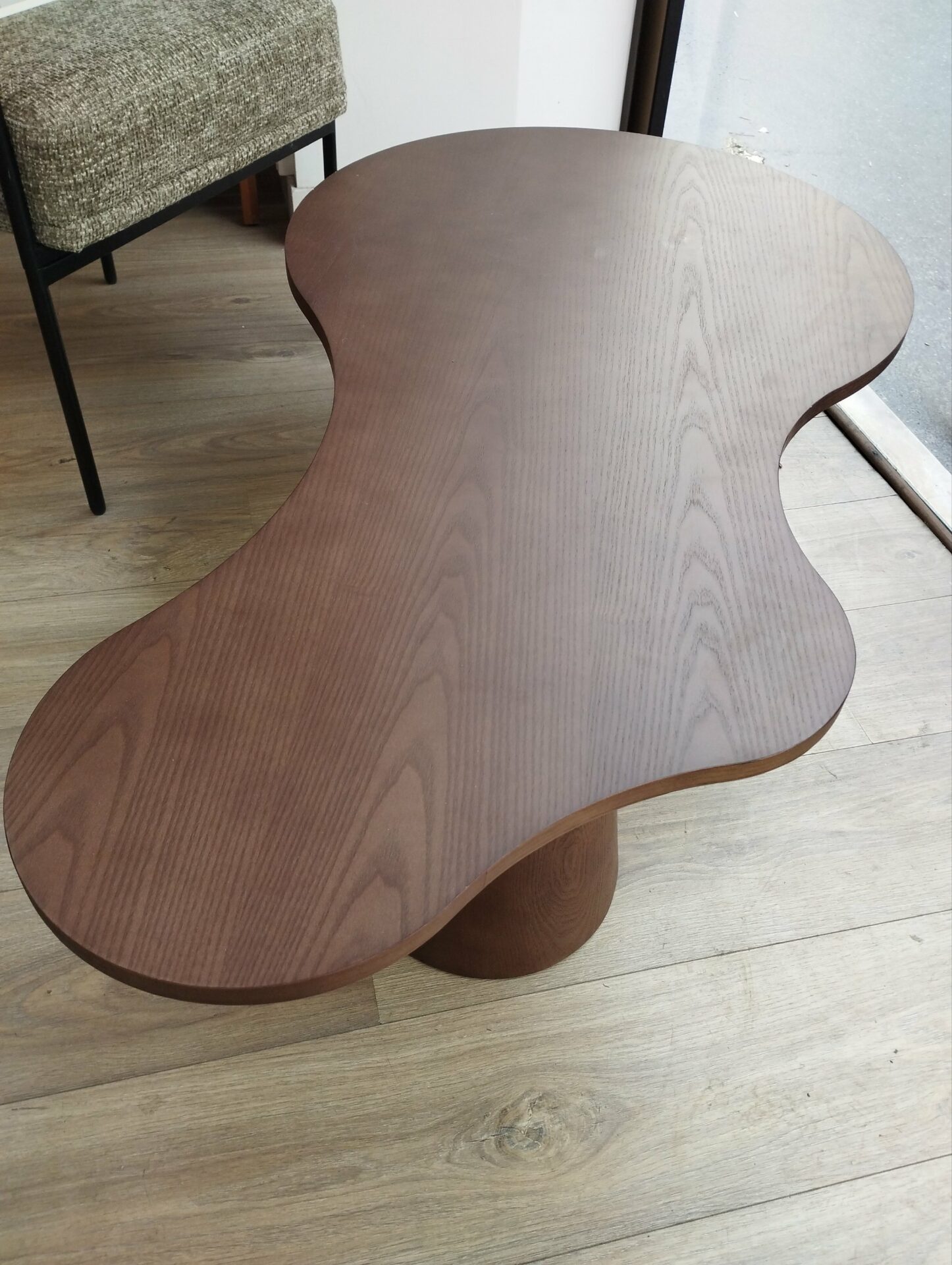 Table basse Paleta en bois peau de frêne teinte noyer – Image 3