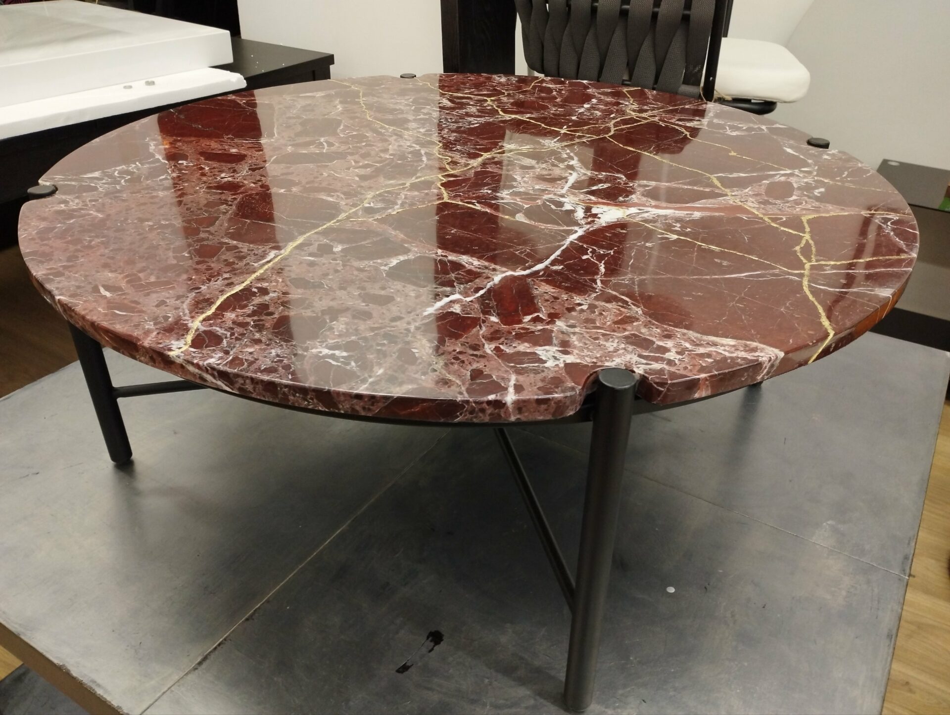 Table basse ronde en marbre bordeaux Nv Gallery – Image 2
