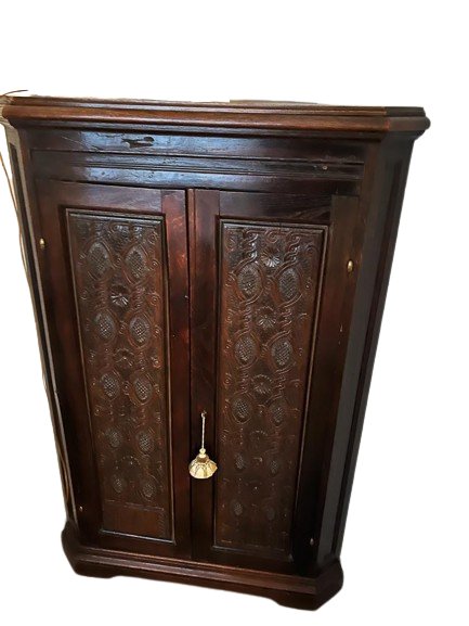 Armoire/ encoignure d angle ancienne en bois .