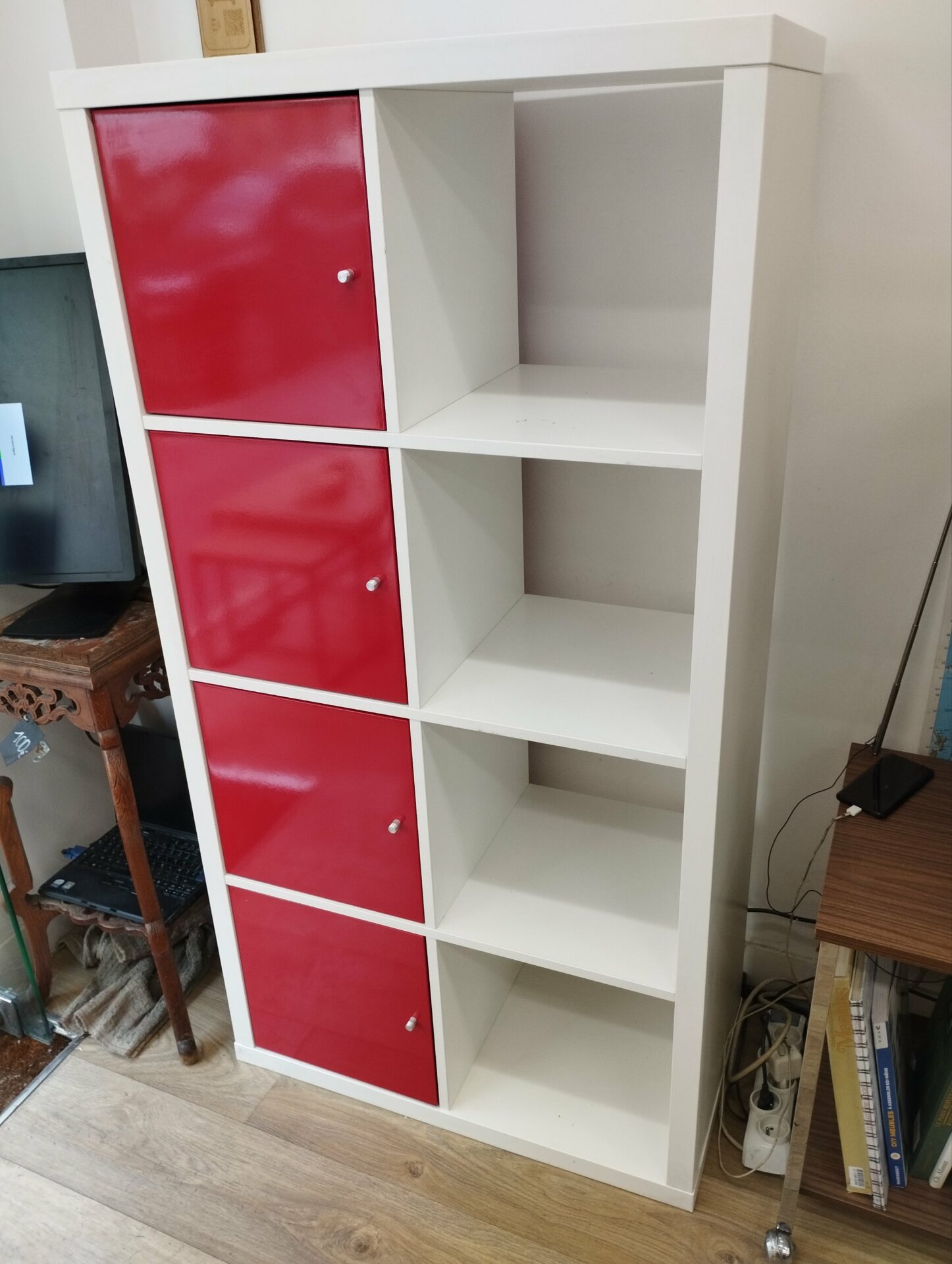 bibliothèque étagère kallax Ikea blanche placards rouges. – Image 5