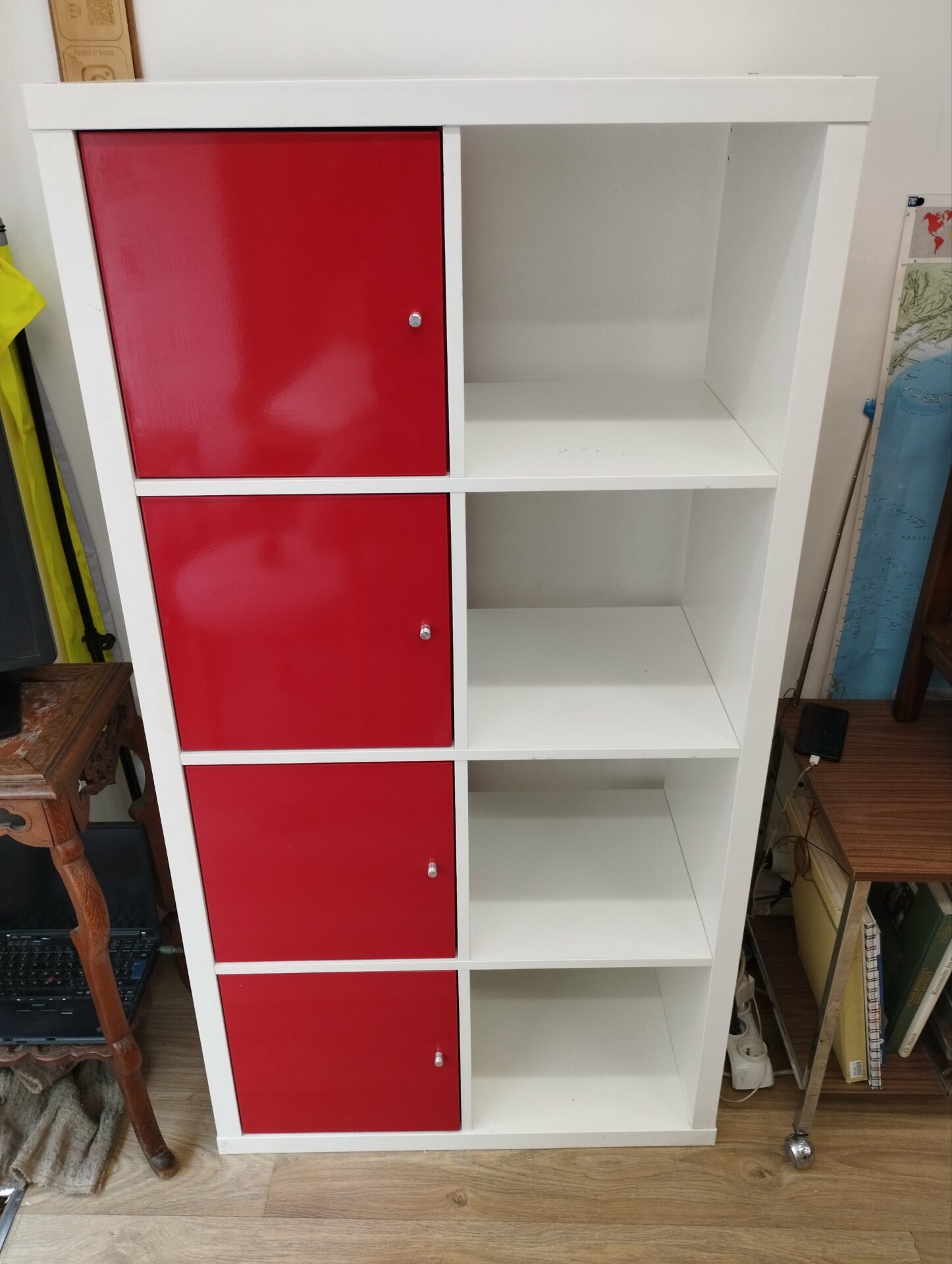 bibliothèque étagère kallax Ikea blanche placards rouges. – Image 2