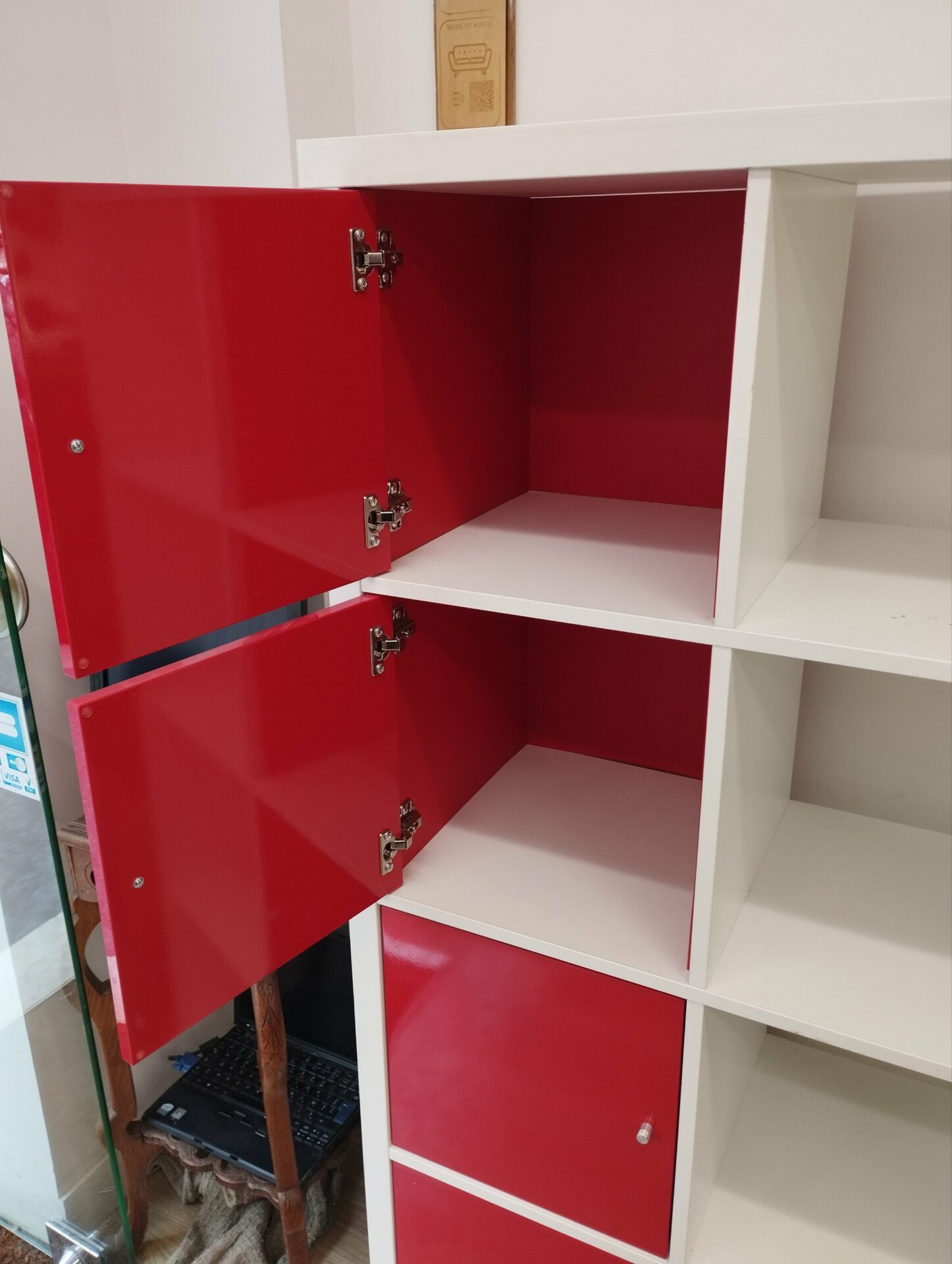 bibliothèque étagère kallax Ikea blanche placards rouges. – Image 3