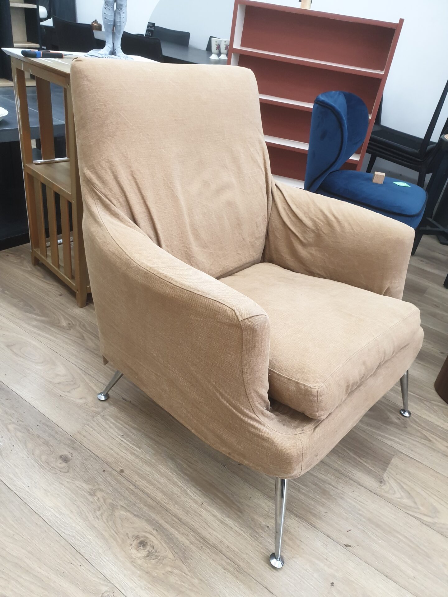 Fauteuil design tissu et pieds indus – Image 4