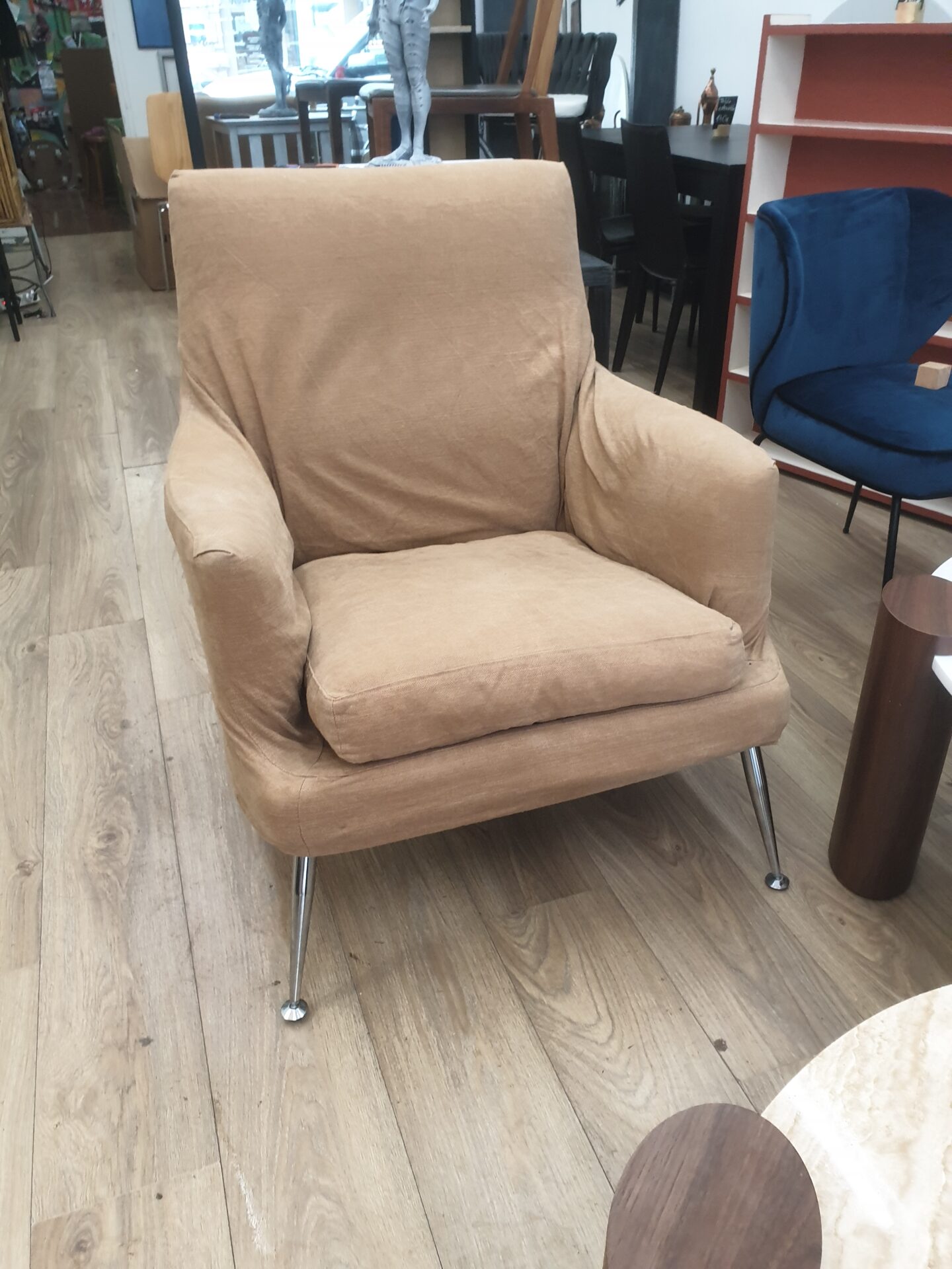 Fauteuil design tissu et pieds indus – Image 2