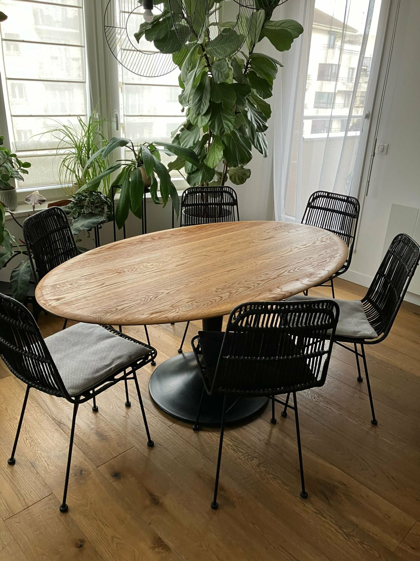 Table la redoute en chêne et métal avec lot de chaises en rotin. – Image 2
