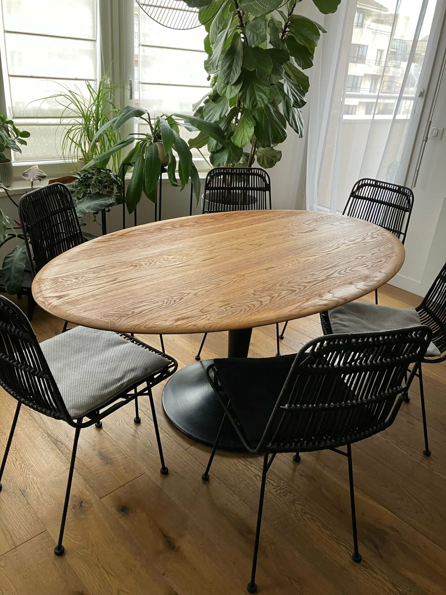 Table la redoute en chêne et métal avec lot de chaises en rotin. – Image 4