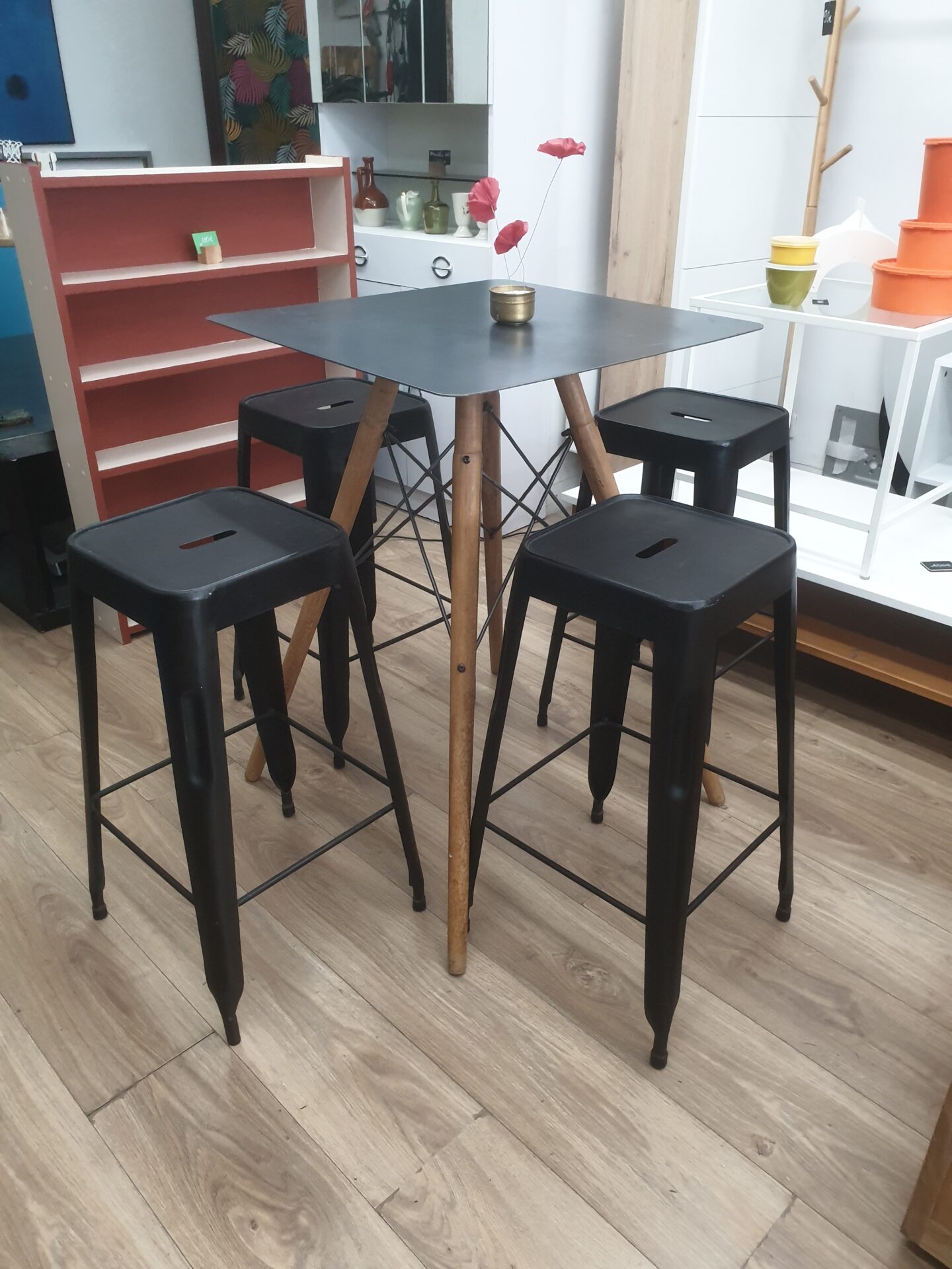 Table haute / mange debout avec 4 tabourets style "Tolix" – Image 2