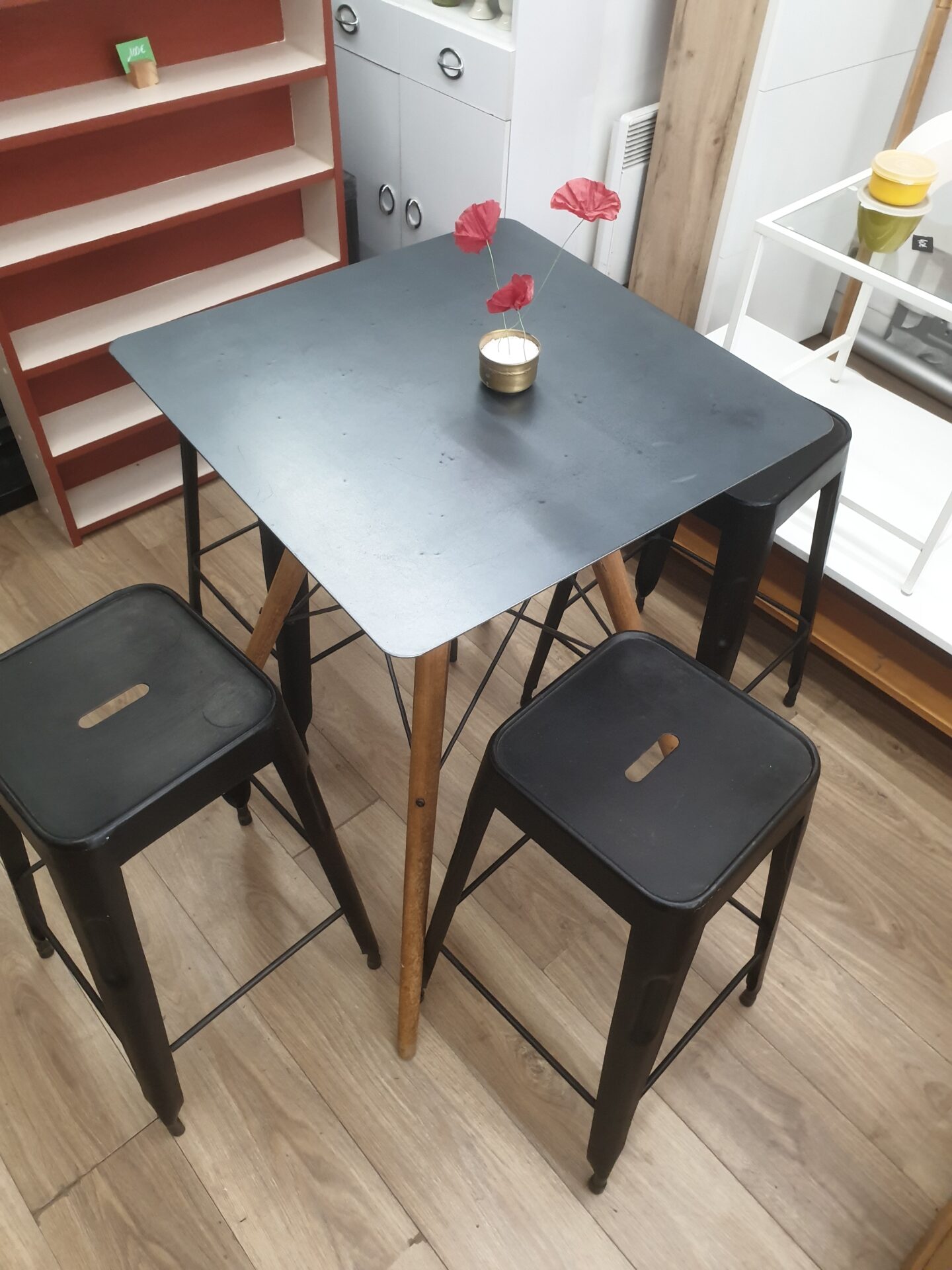 Table haute / mange debout avec 4 tabourets style "Tolix" – Image 4