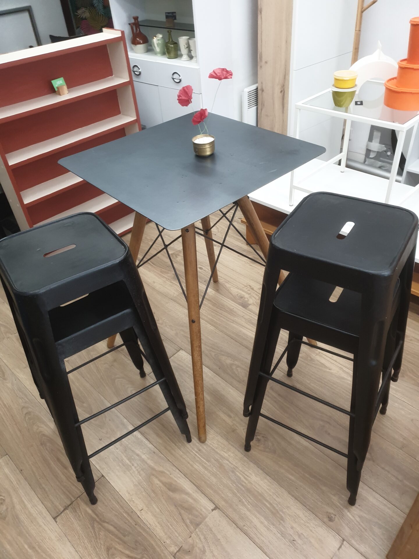 Table haute / mange debout avec 4 tabourets style "Tolix" – Image 3