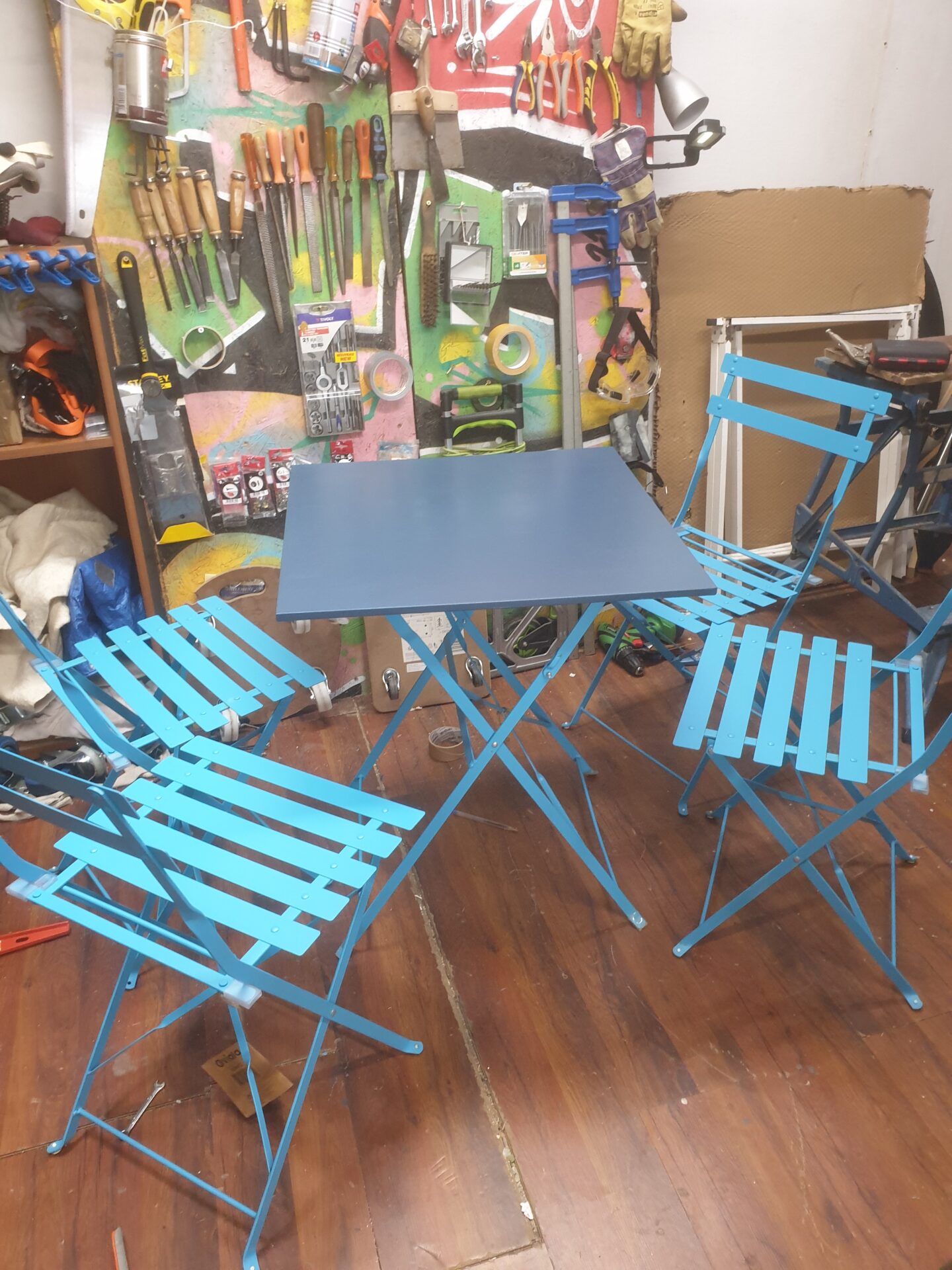 Table d'extérieur en métal et 4 chaises pliantes – Image 2