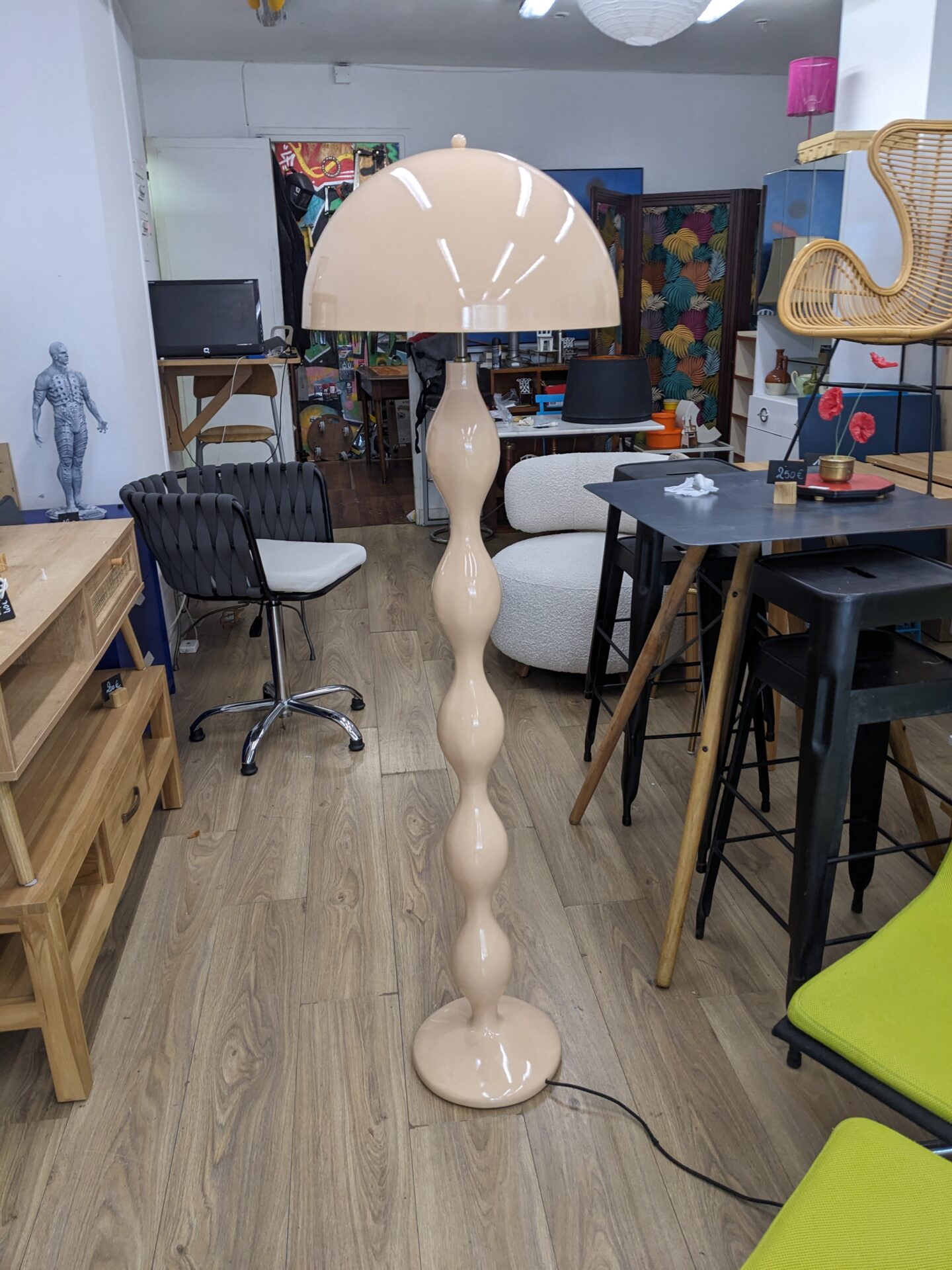 Lampe sur pied beige satiné POWERS – Image 3
