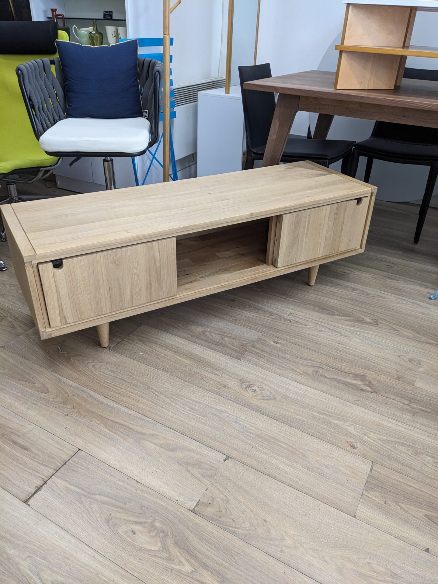 Meuble TV en chêne massif 140cm – Image 3