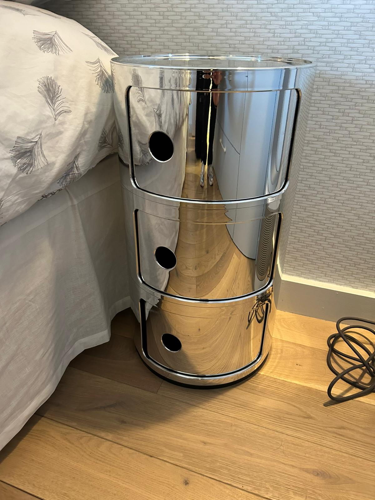 Paire de tables de nuit KARTELL – Image 2