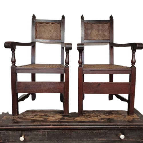 2 fauteuils anglo-indiens cannelés