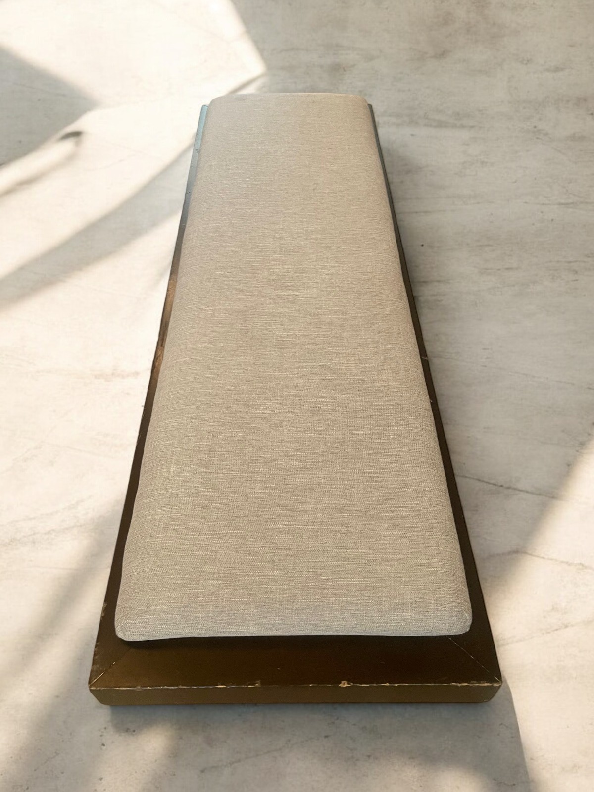 Banc en bois et coussin intégré – Image 4