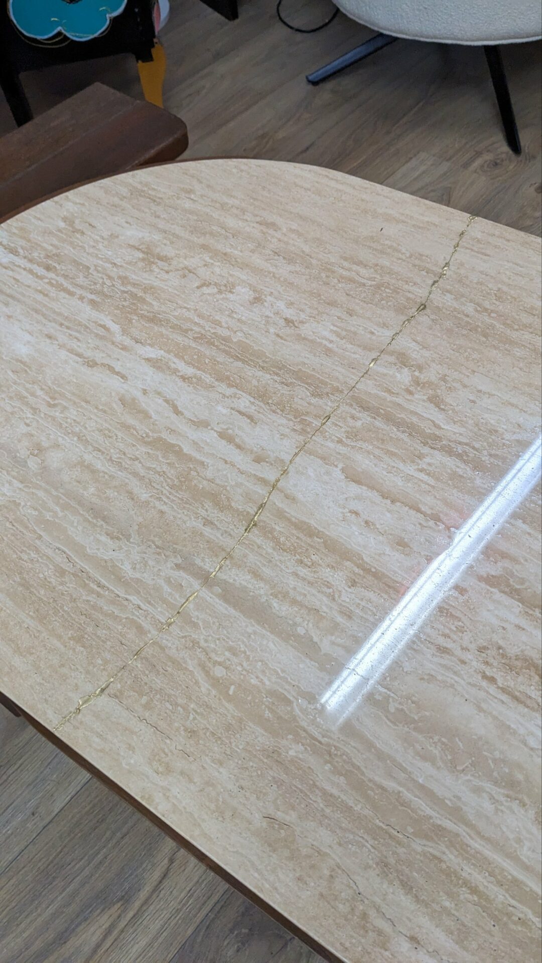 Table basse noyer et travertin "kintsugi" ELIPSE – Image 4