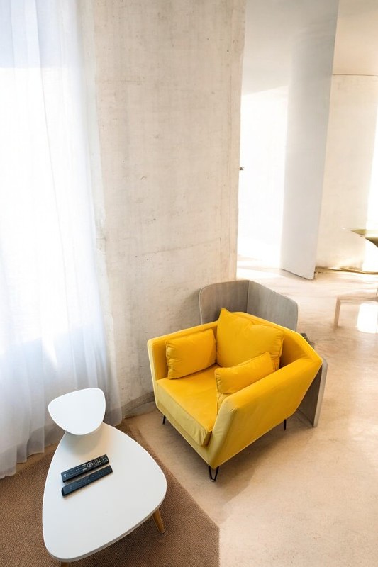 Grand fauteuil velours jaune neuf – Image 2