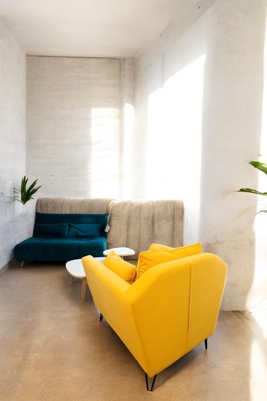 Grand fauteuil velours jaune neuf – Image 3