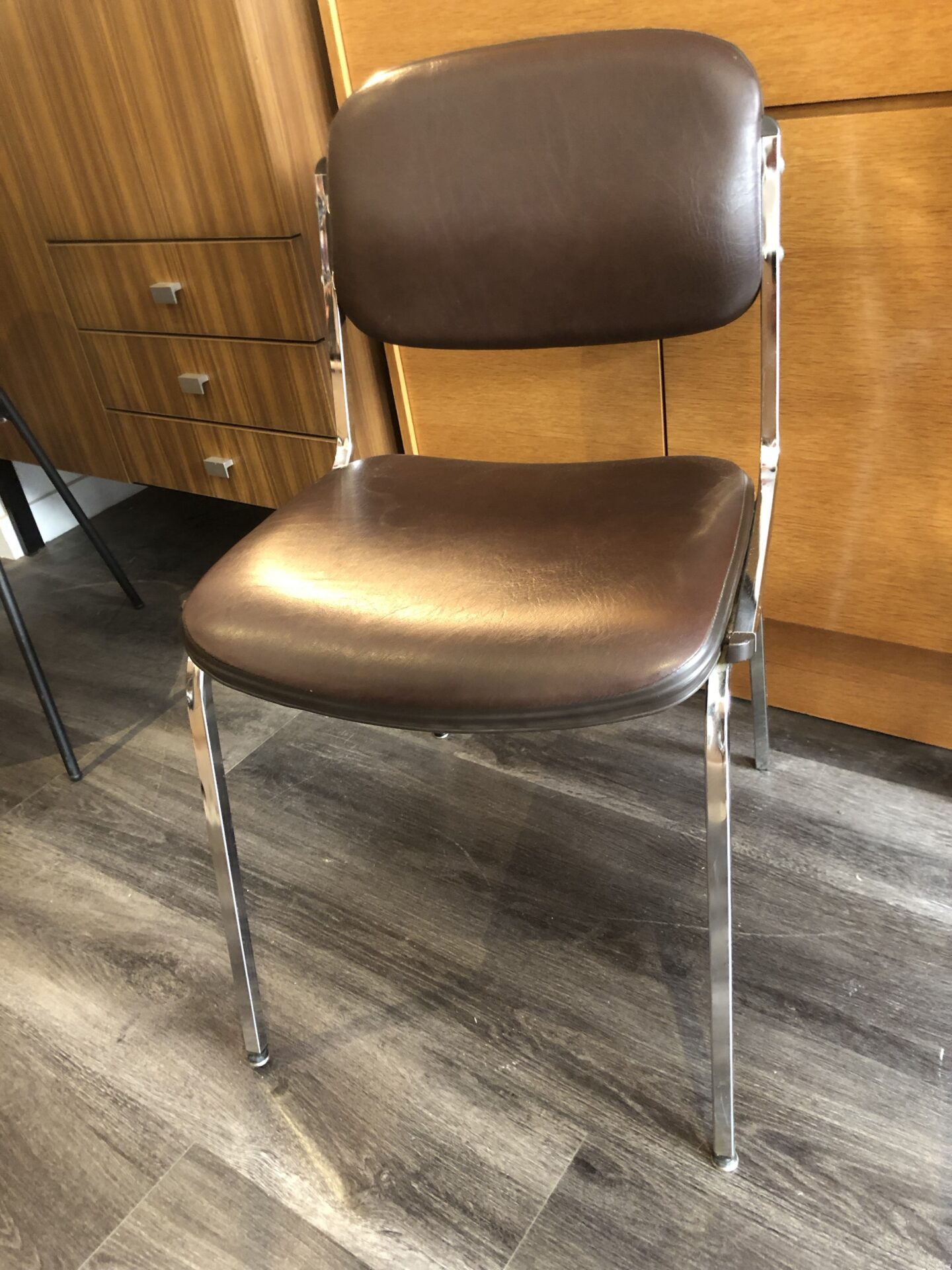 Chaise en Skaï marron et chrome vintage années 70 – Image 2