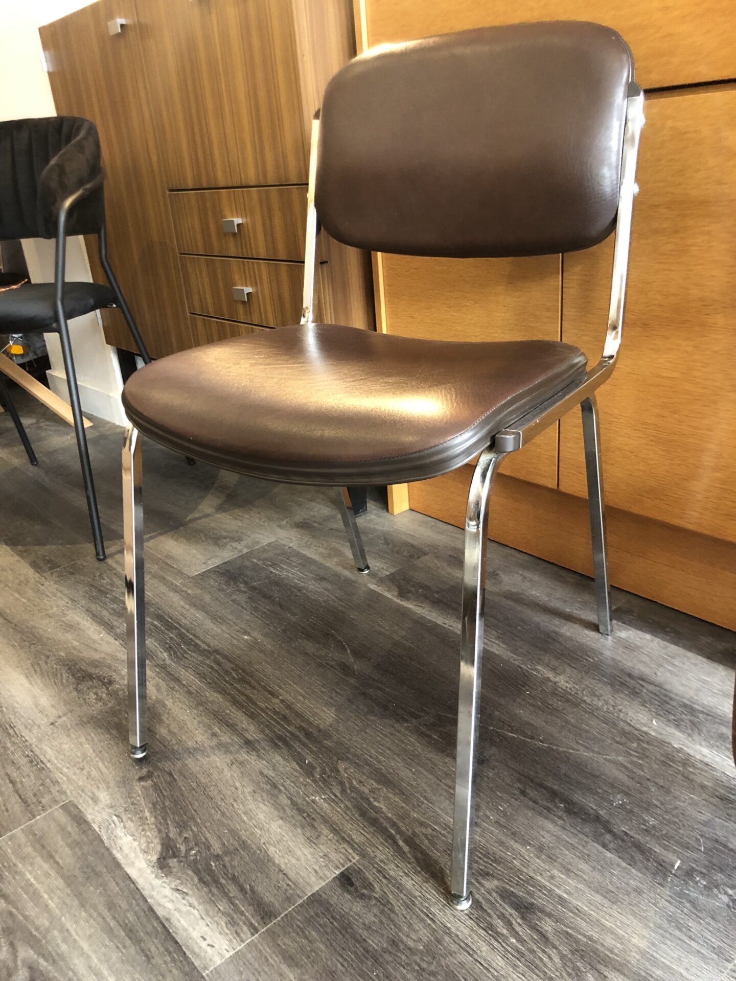 Chaise en Skaï marron et chrome vintage années 70 – Image 3
