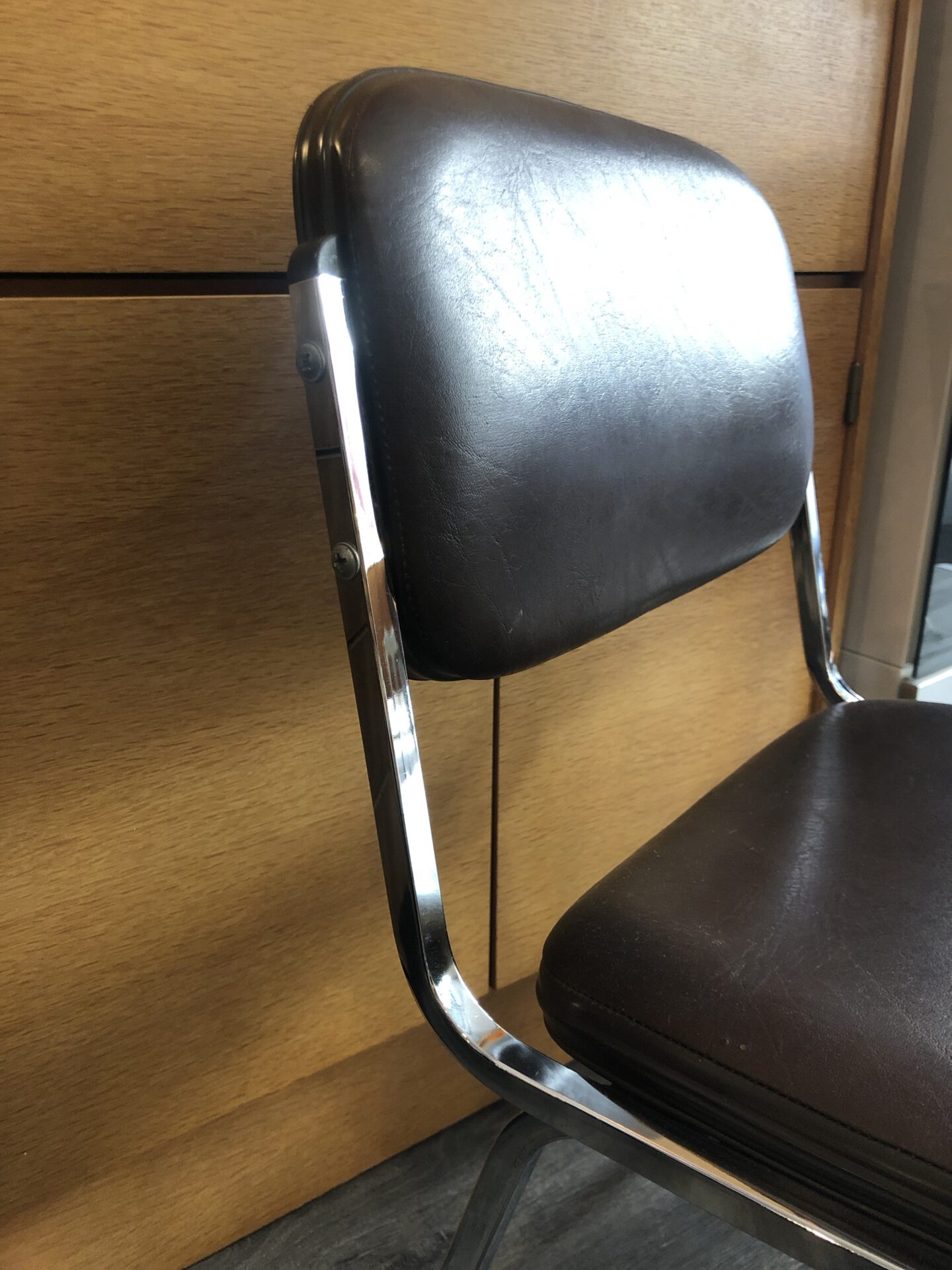 Chaise en Skaï marron et chrome vintage années 70 – Image 4