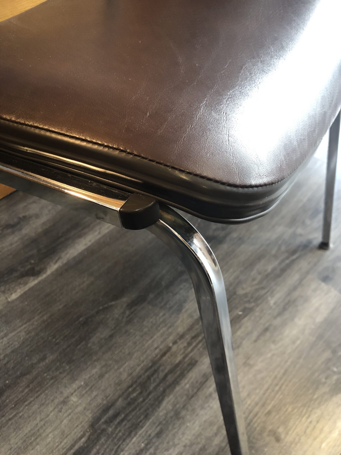 Chaise en Skaï marron et chrome vintage années 70 – Image 5