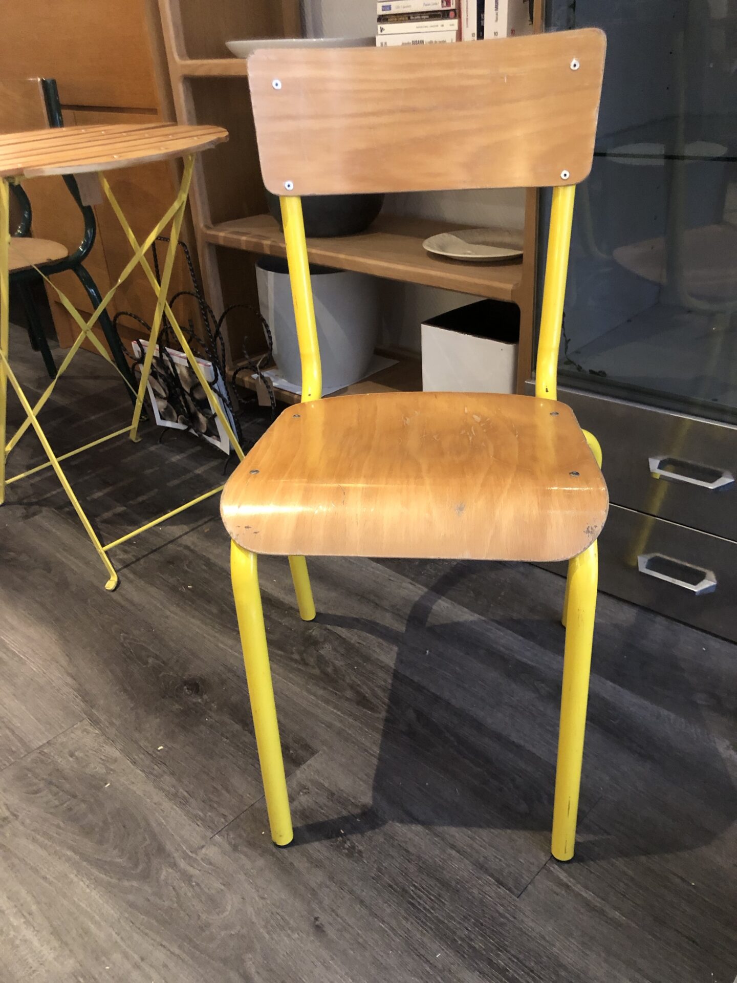 2 chaises d’école jaunes – Image 4