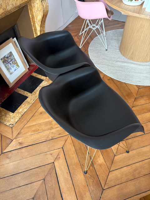 3 Fauteuils noirs SKLUM et 1 rose – Image 5