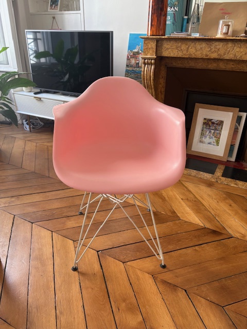 3 Fauteuils noirs SKLUM et 1 rose – Image 3