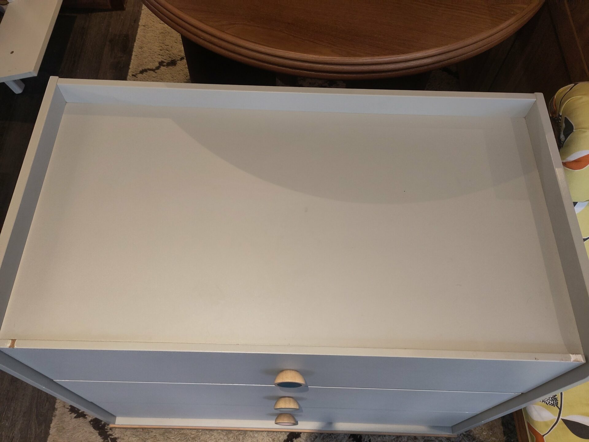 Commode grise avec 3 tiroirs – Image 3