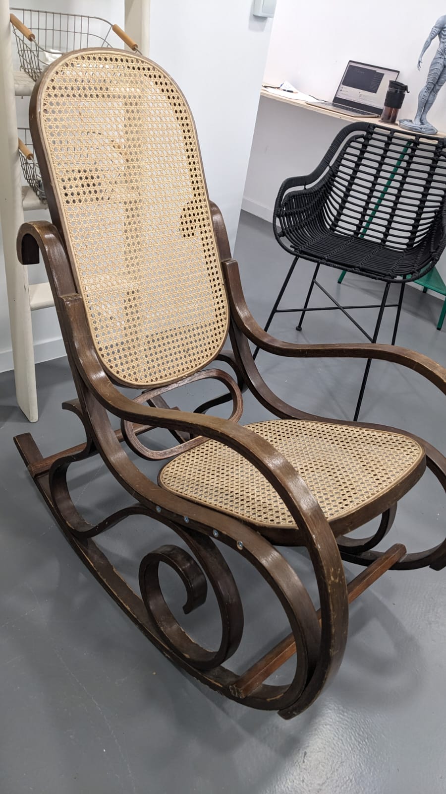 Fauteuil à bascule bois et cannage – Image 4