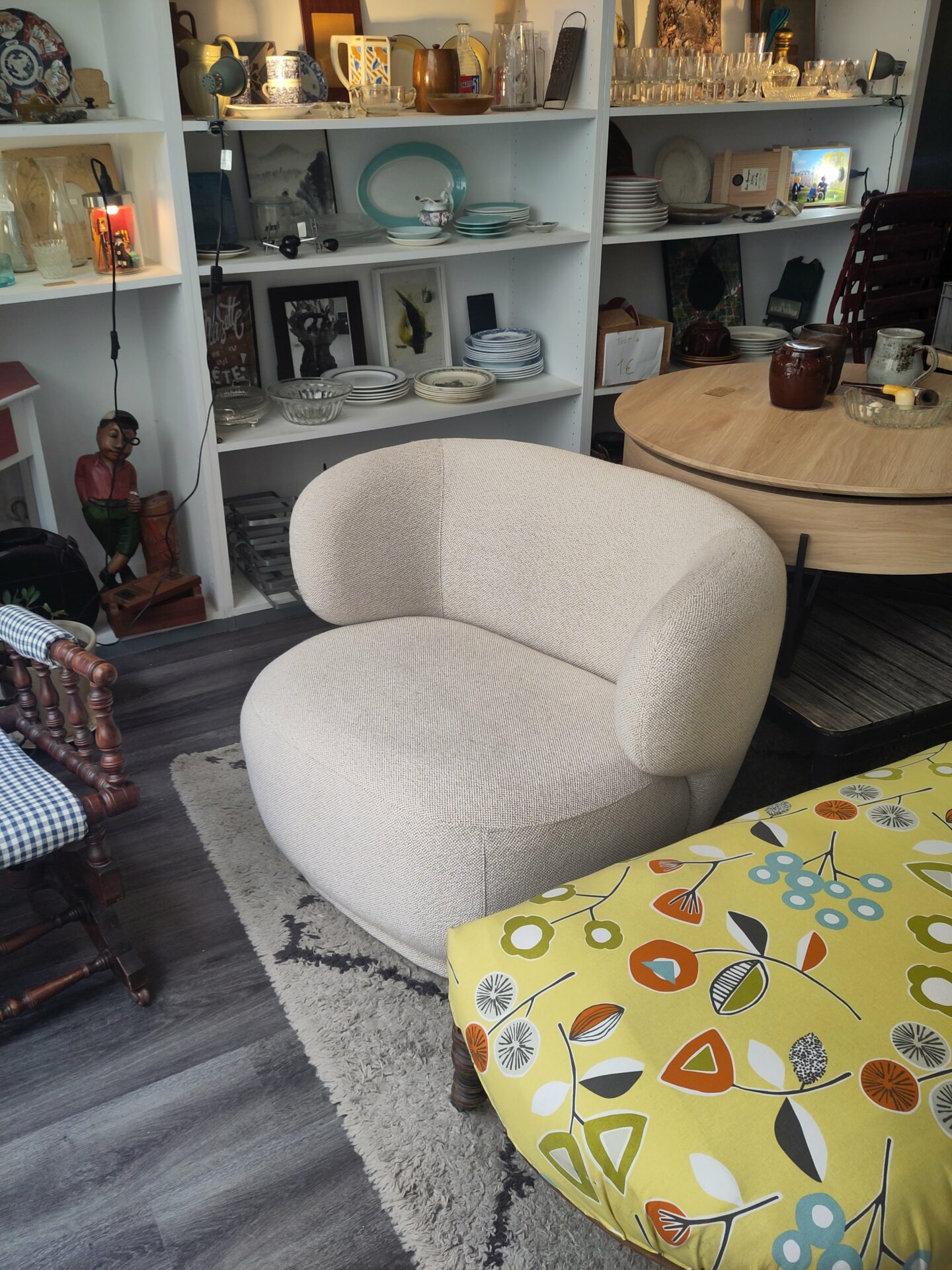 Fauteuil Guilia écru bouclé – Image 3