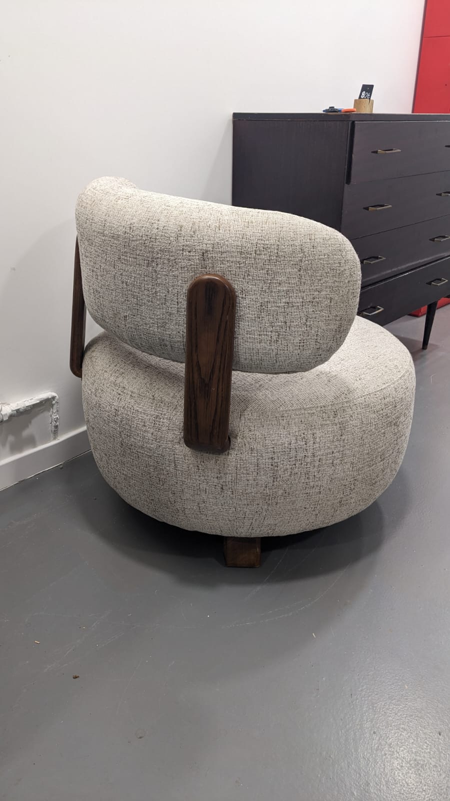 Fauteuil Platon noyer et tissu chiné réparé – Image 7