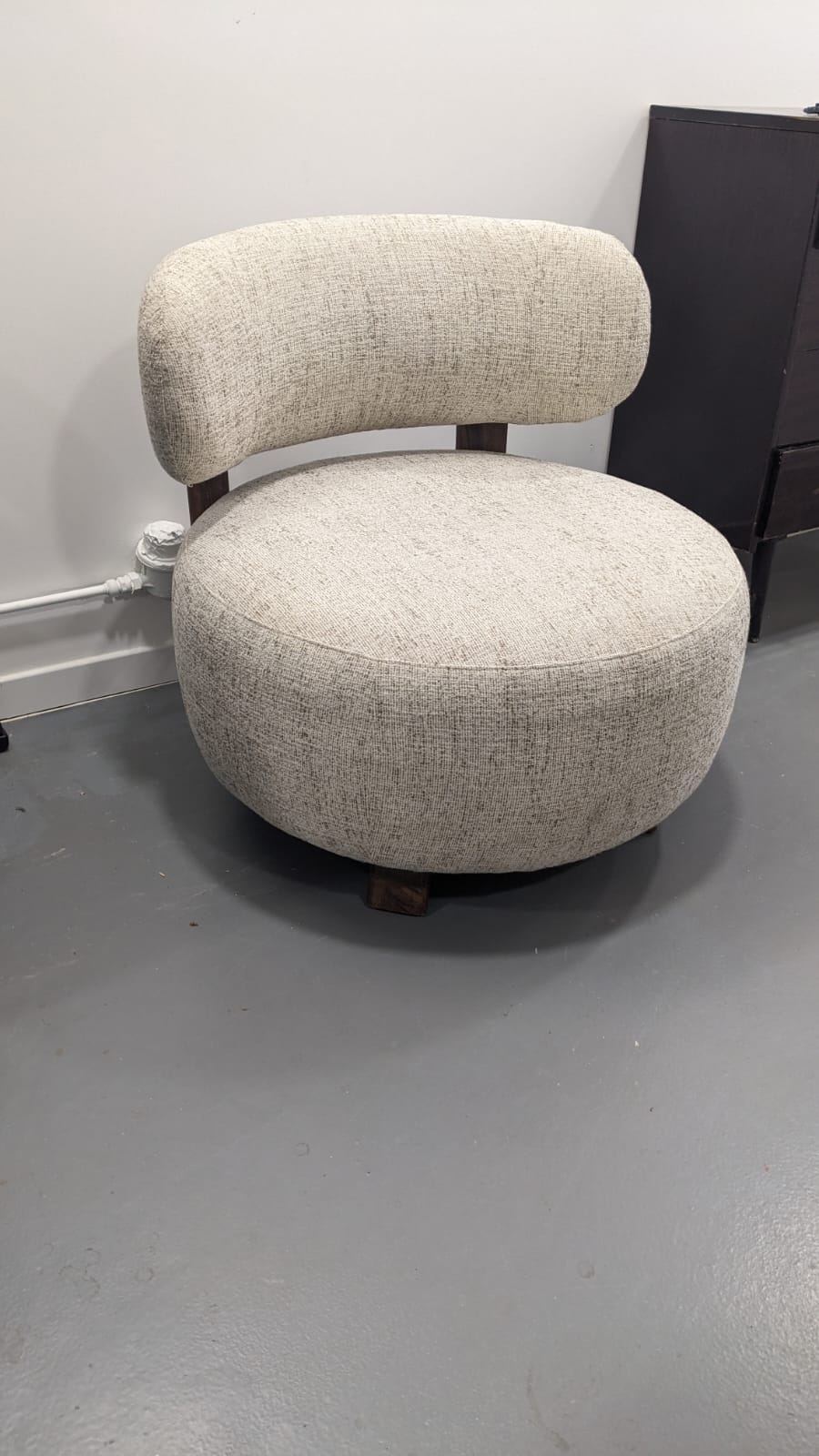 Fauteuil Platon noyer et tissu chiné réparé – Image 5